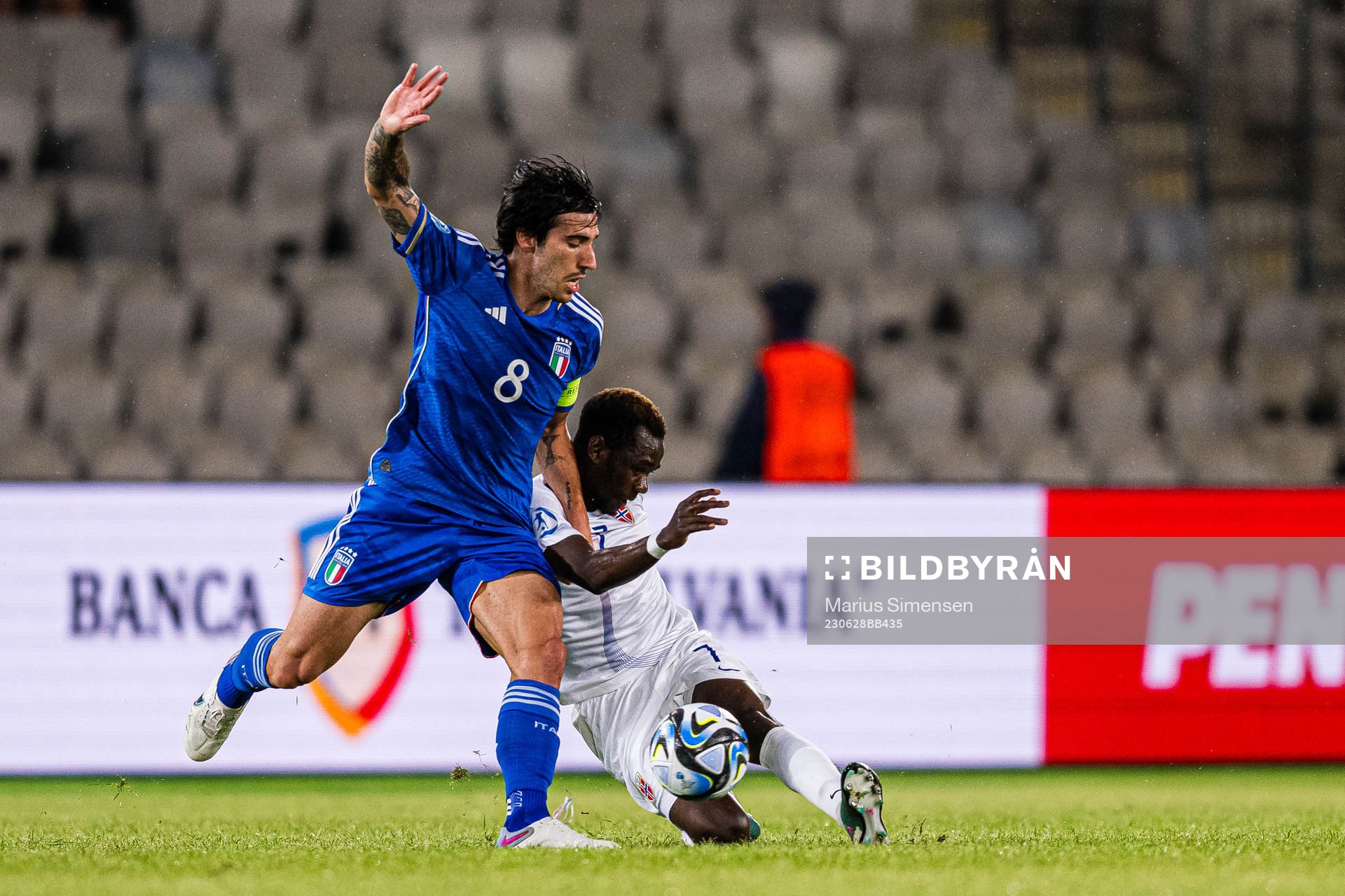 Sandro Tonali of Italy and Joshua Kitolano of Norway during the UEFA European Under-21 Championship group stage football match between Italy and Norway on June 28, 2023 in Cluj-Napoca.