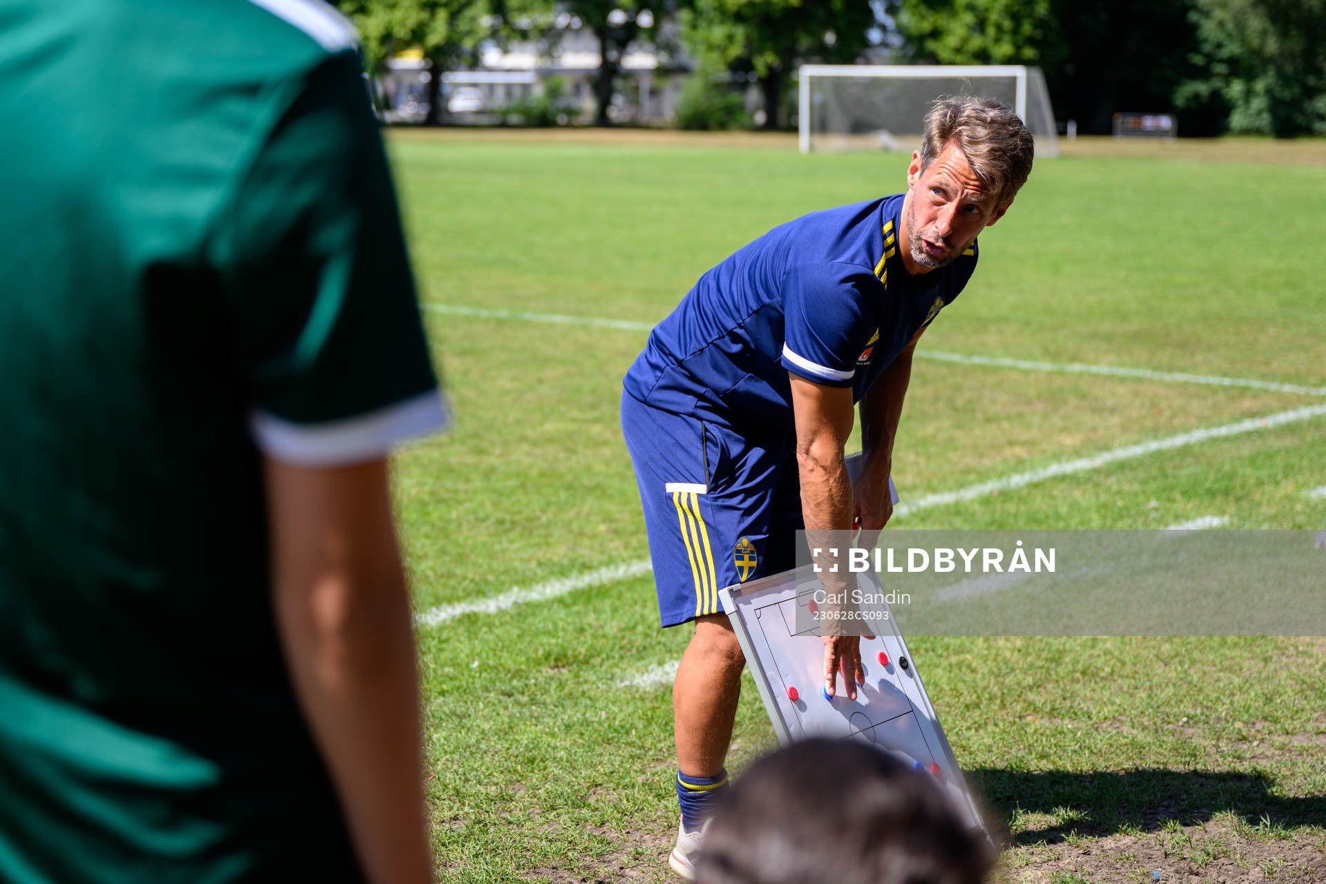 Tränare Torbjörn Nordström under en fotbollsmatch på SvFF:s riksläger för F15 den 28 juni 2023 i Halmstad. 