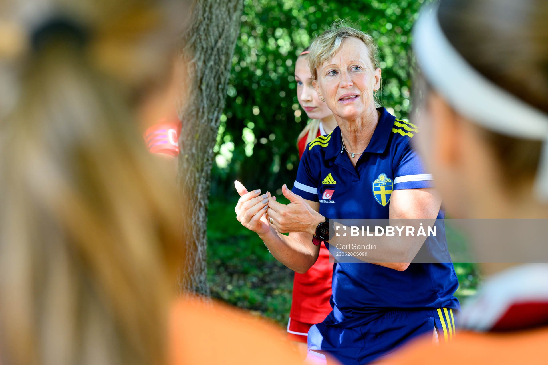 Lagansvarig Pernilla Karlsson under en fotbollsmatch på SvFF:s riksläger för F15 den 28 juni 2023 i Halmstad. 