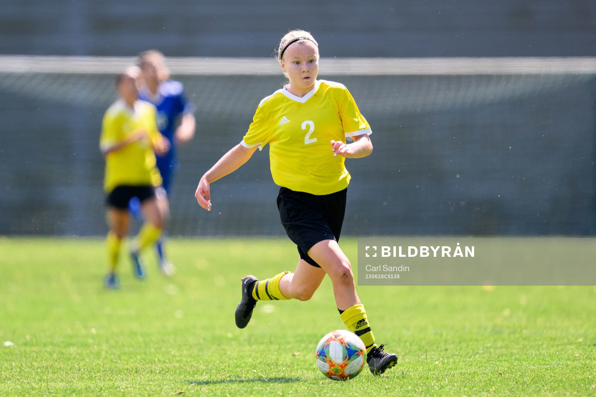 Vera Andersson under en fotbollsmatch på SvFF:s riksläger för F15 den 28 juni 2023 i Halmstad. 