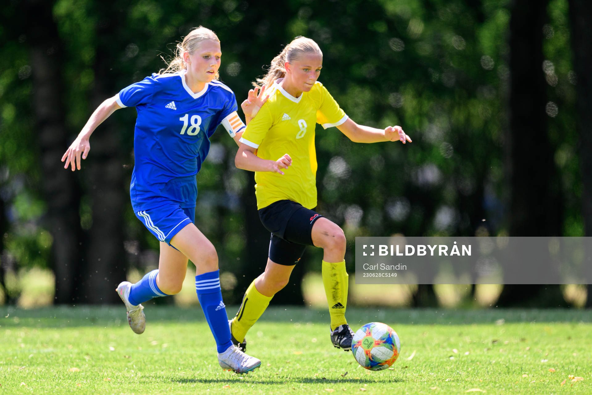 Isabella Adler och Leia Drougge under en fotbollsmatch på SvFF:s riksläger för F15 den 28 juni 2023 i Halmstad. 