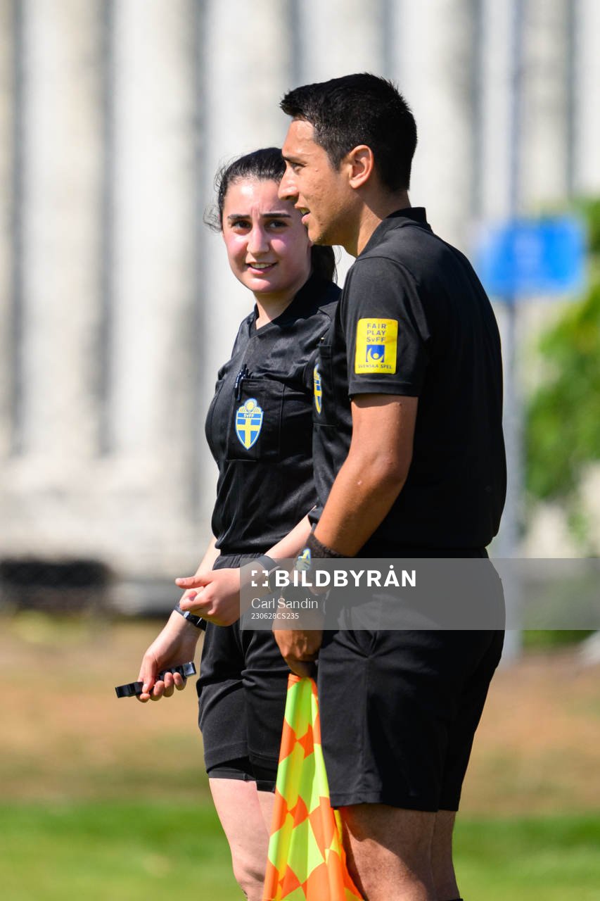 Domare Helin Ünal och Gusyav Palmunder en fotbollsmatch
