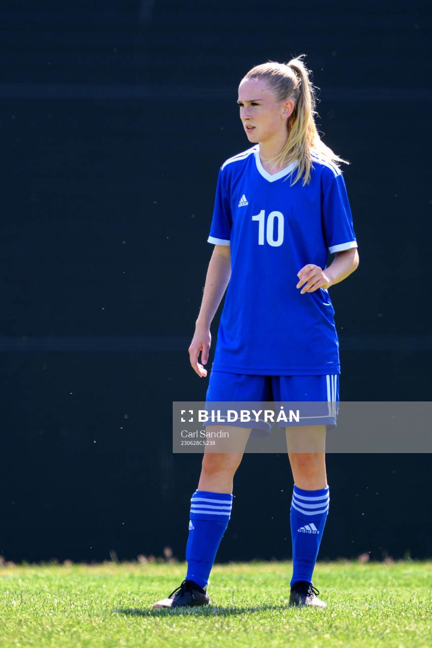 Tilde Stenkil under en fotbollsmatch på SvFF:s riksläger för F15 den 28 juni 2023 i Halmstad. 