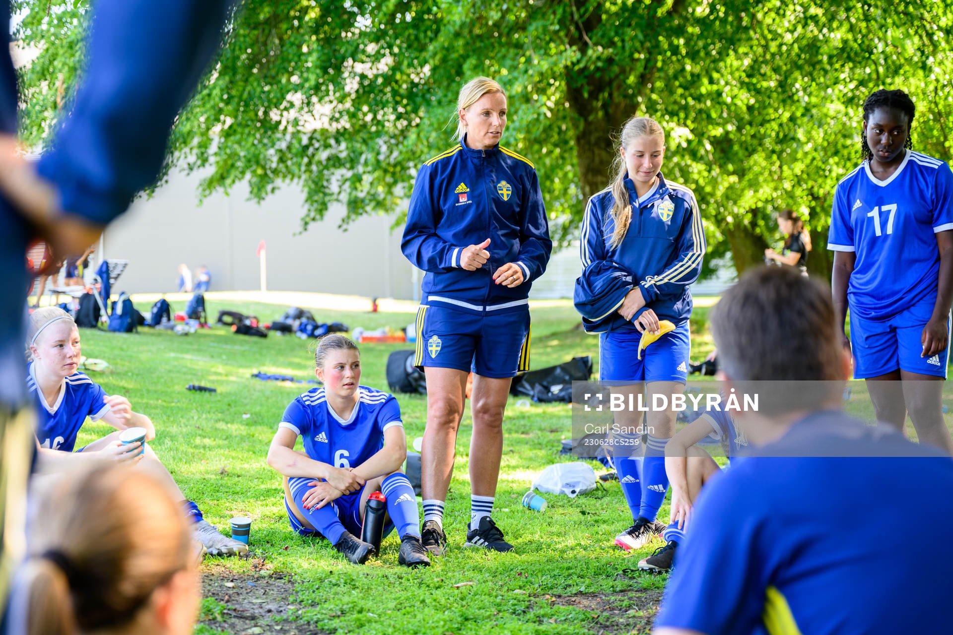 Tränare Emma Silvandersson under en fotbollsmatch på SvFF:s riksläger för F15 den 28 juni 2023 i Halmstad. 