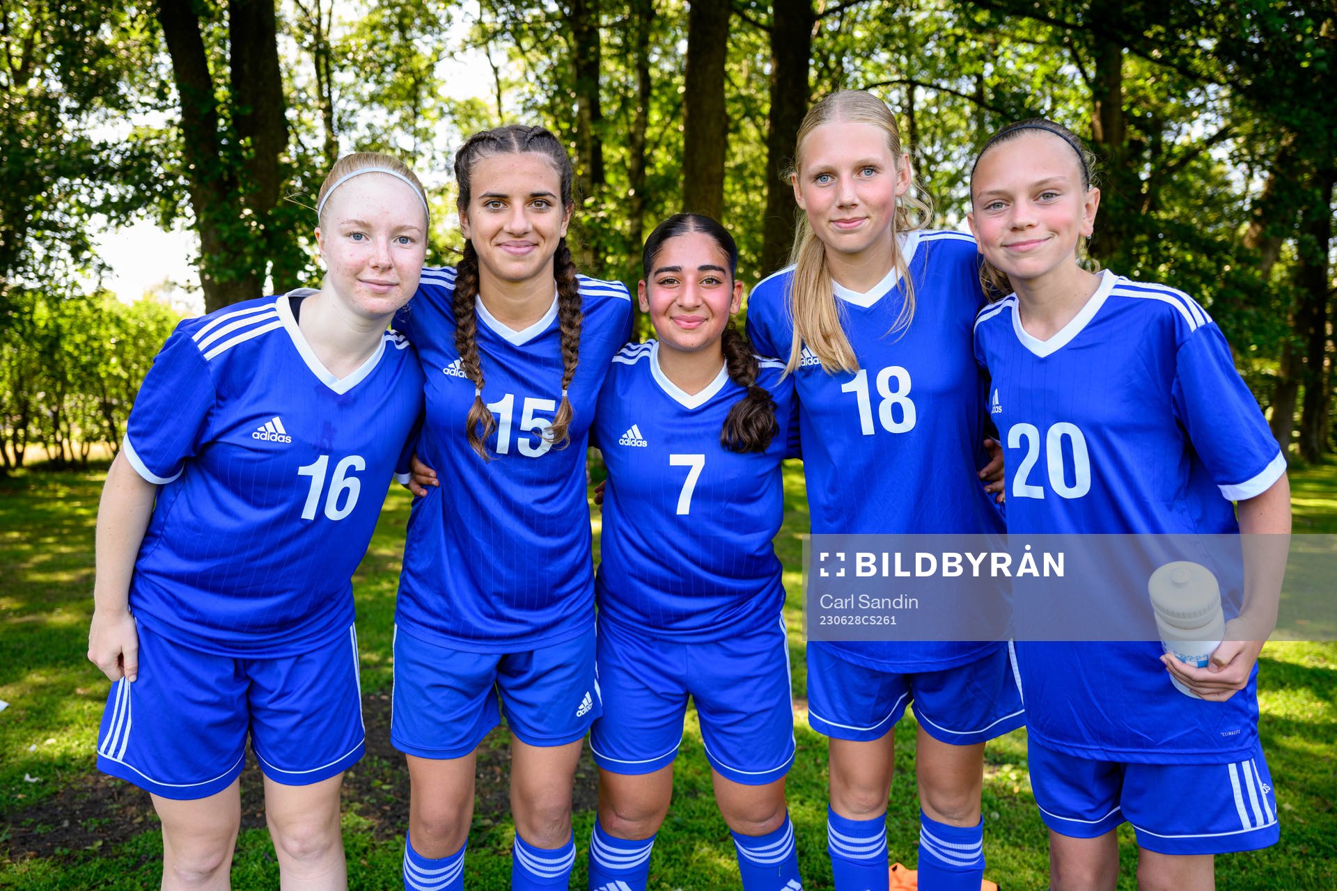 Lia Törnström, Chiara Turco, Leonella Lahdo, Isabella Adler och Tyra Sand efter en fotbollsmatch på SvFF:s riksläger för F15 den 28 juni 2023 i Halmstad.