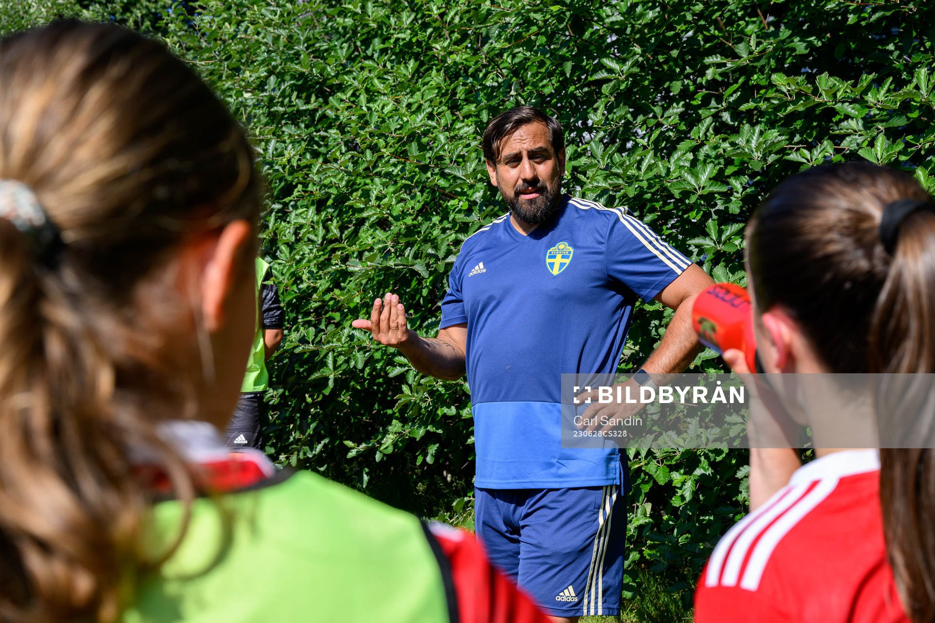 Tränare Claudio Pereyra under en fotbollsmatch på SvFF:s riksläger för F15 den 28 juni 2023 i Halmstad. 