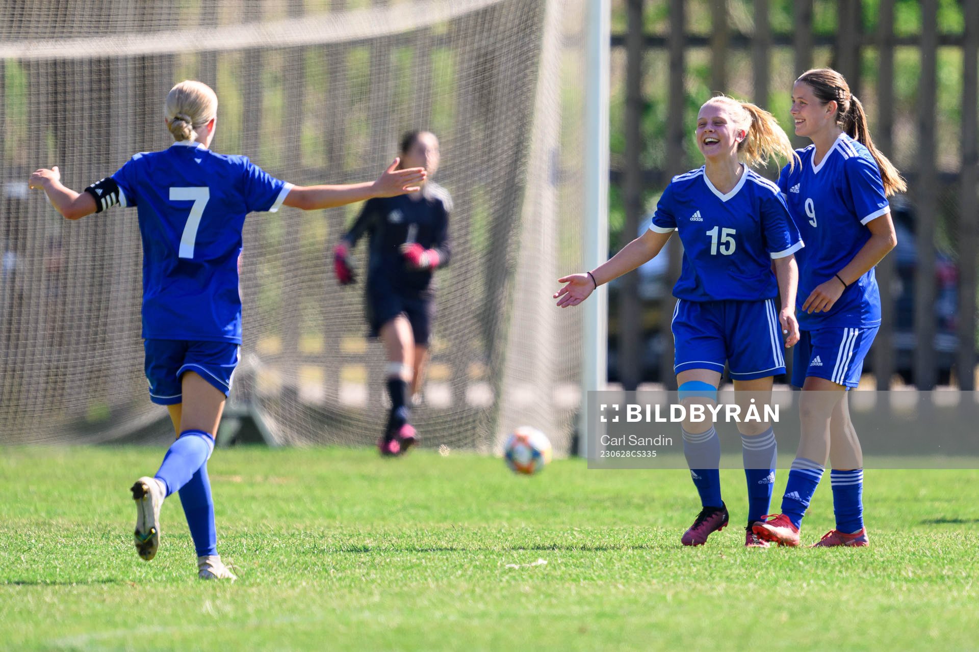 Wilma Nordalen jublar under en fotbollsmatch på SvFF:s riksläger för F15 den 28 juni 2023 i Halmstad. 
