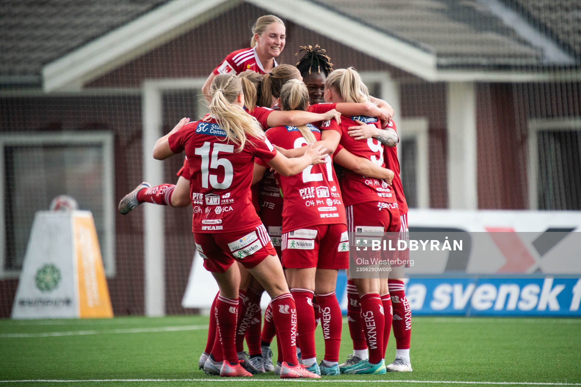 Piteås Tuva Skoog jublar med lagkamrater