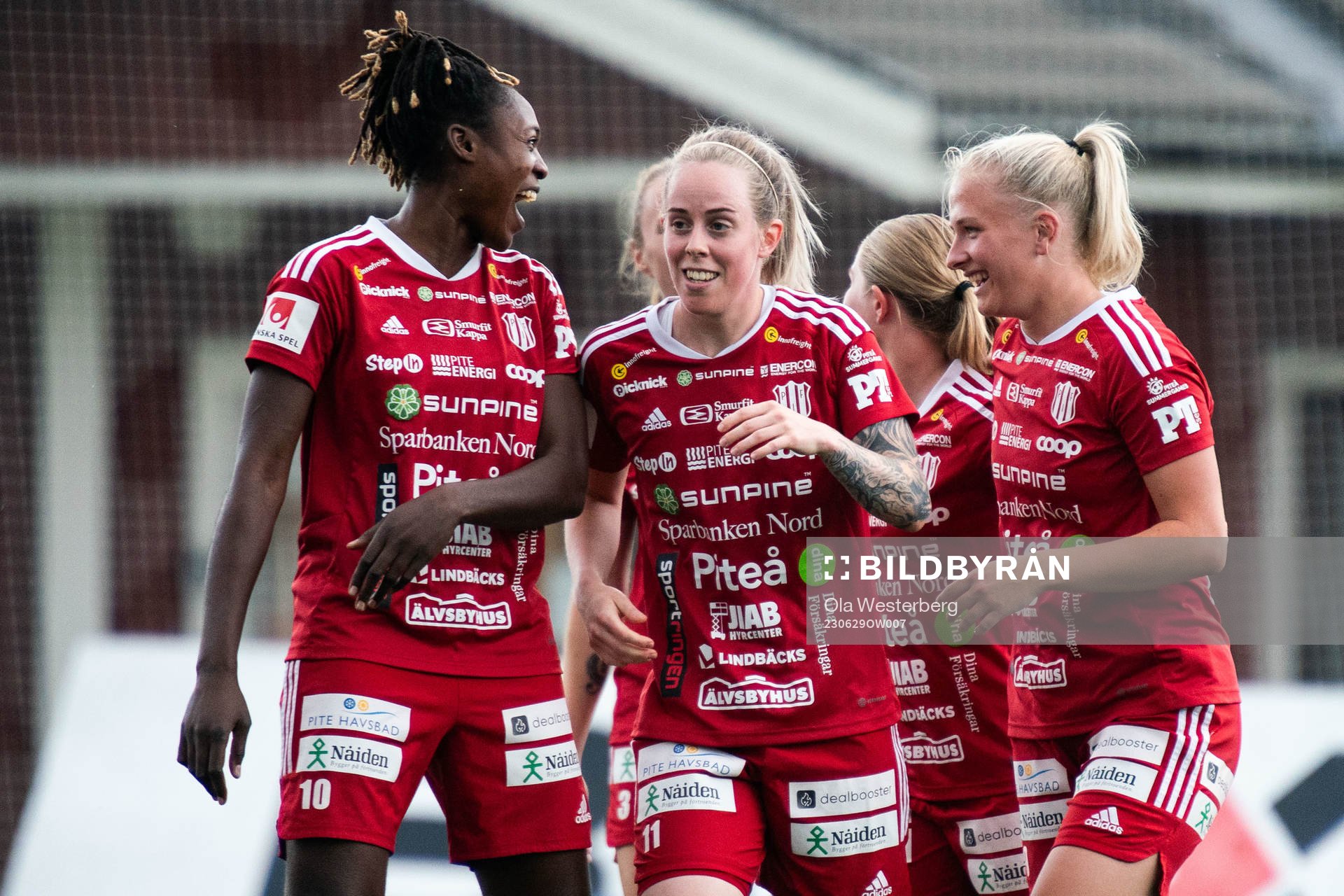 Piteås Anam Imo, Cecilia Edlund och Tuva Skoog jublar