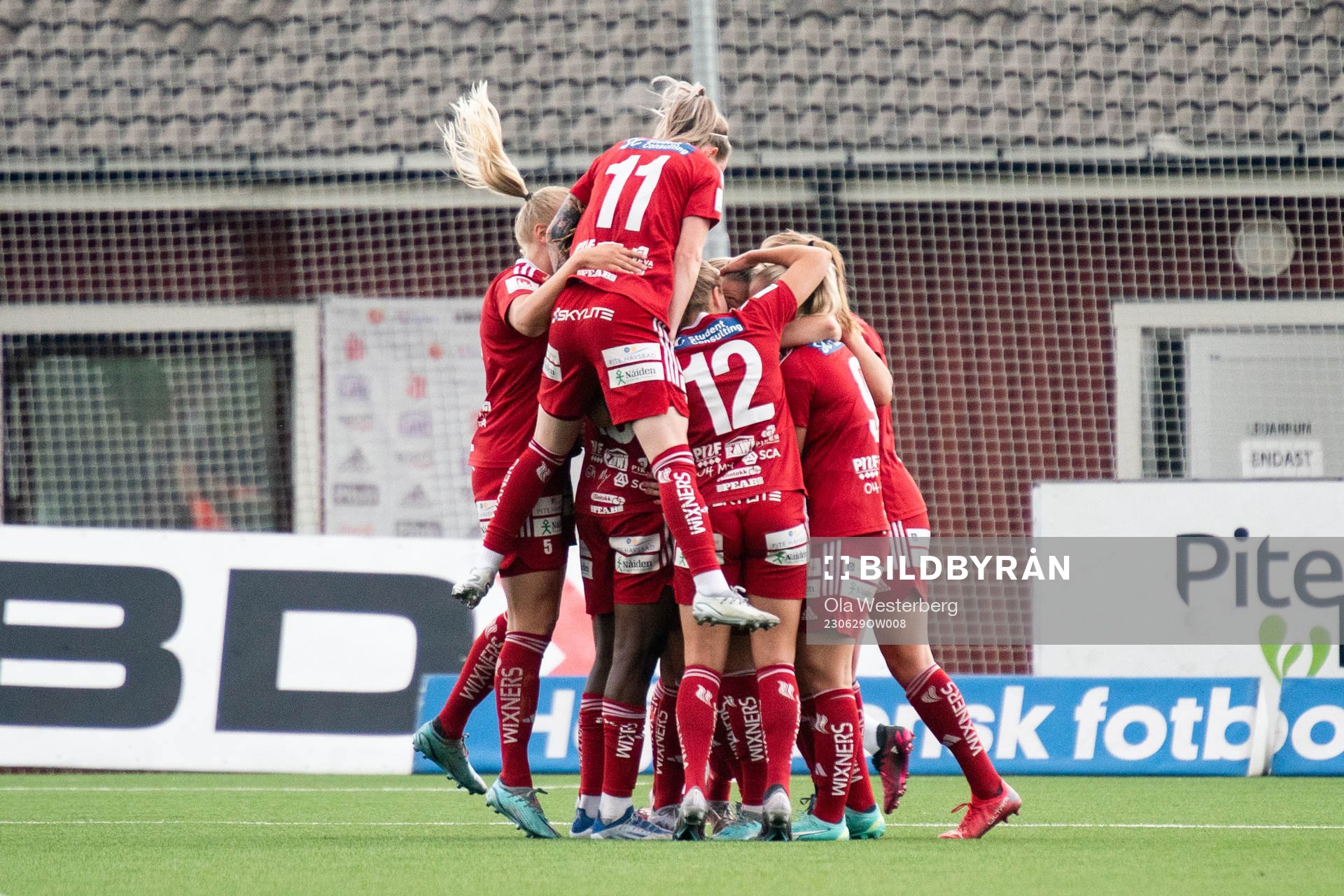 Piteås Ronja Aronsson jublar med lagkamrater
