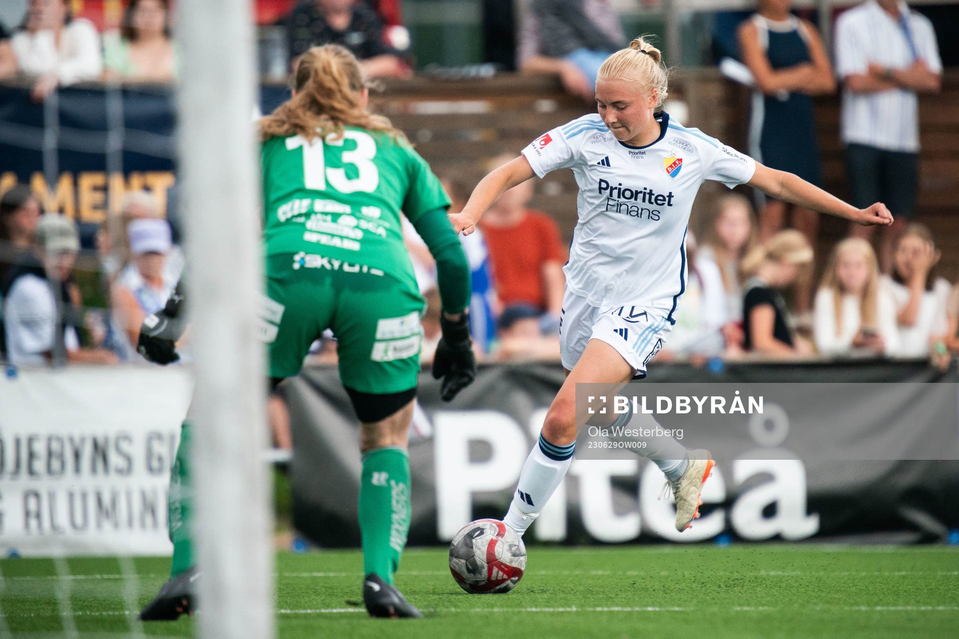 Djurgårdens Stinalisa Johansson mot Piteås målvakt