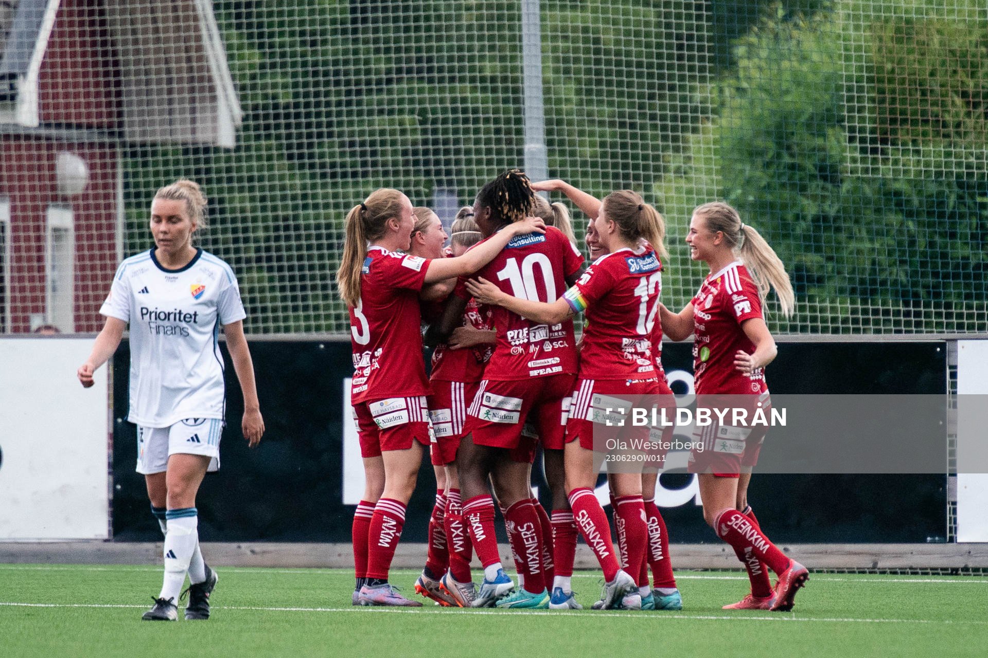 Piteås Tuva Skoog jublar med lagkamrater