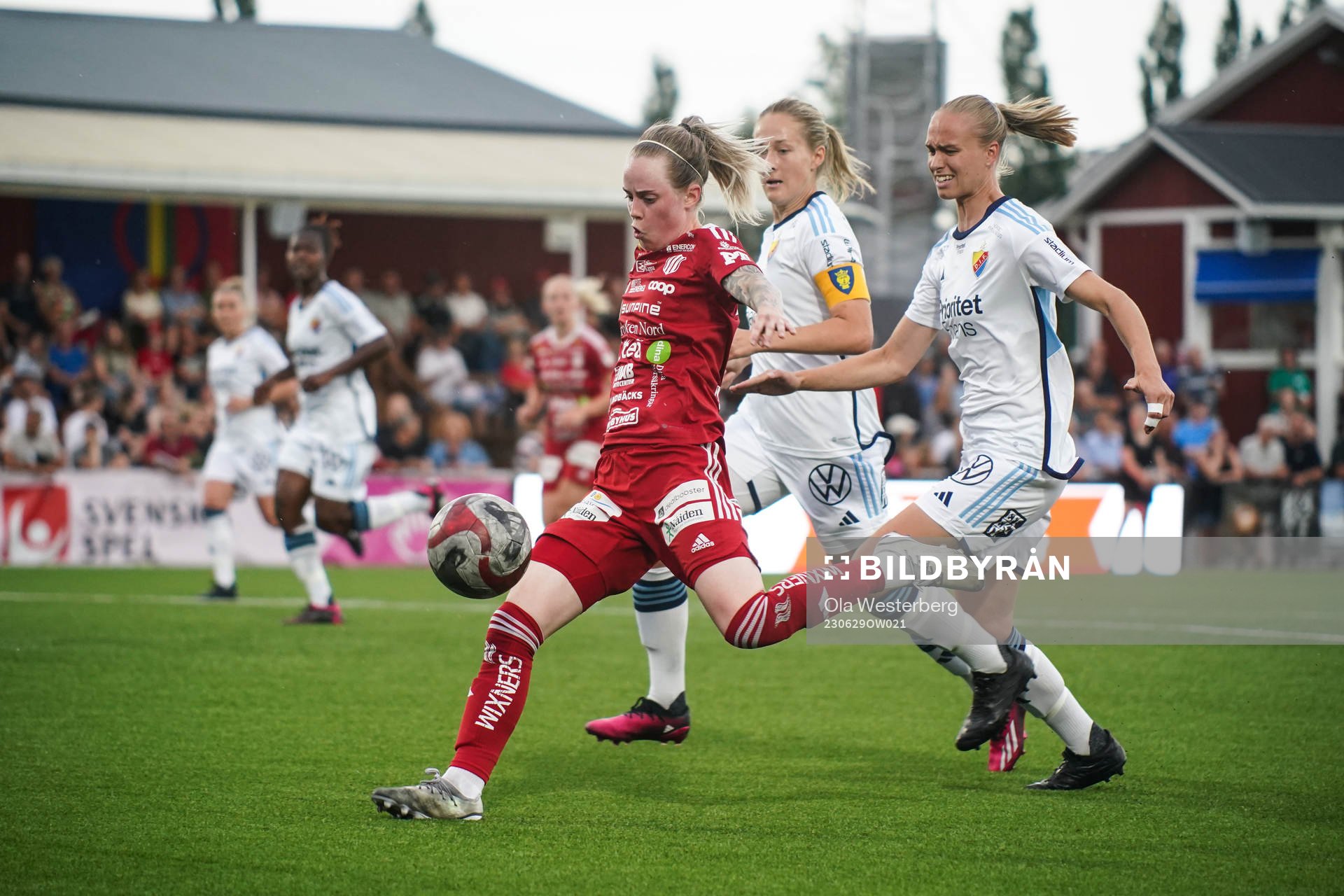 Piteås Cecilia Edlund mot Djurgårdens Sanna Kullberg och