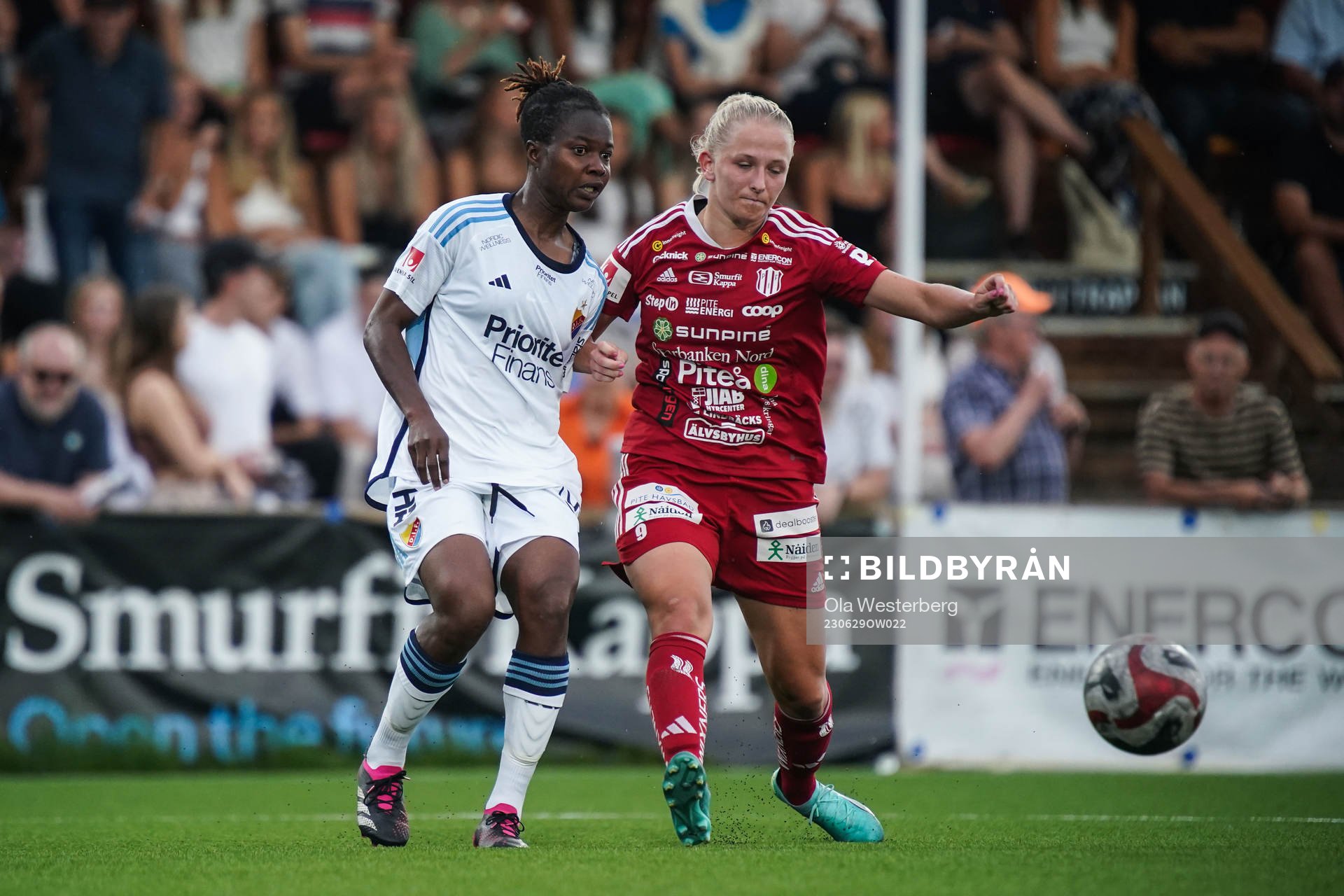 Djurgårdens Portia Boakye och Piteås Tuva Skoog