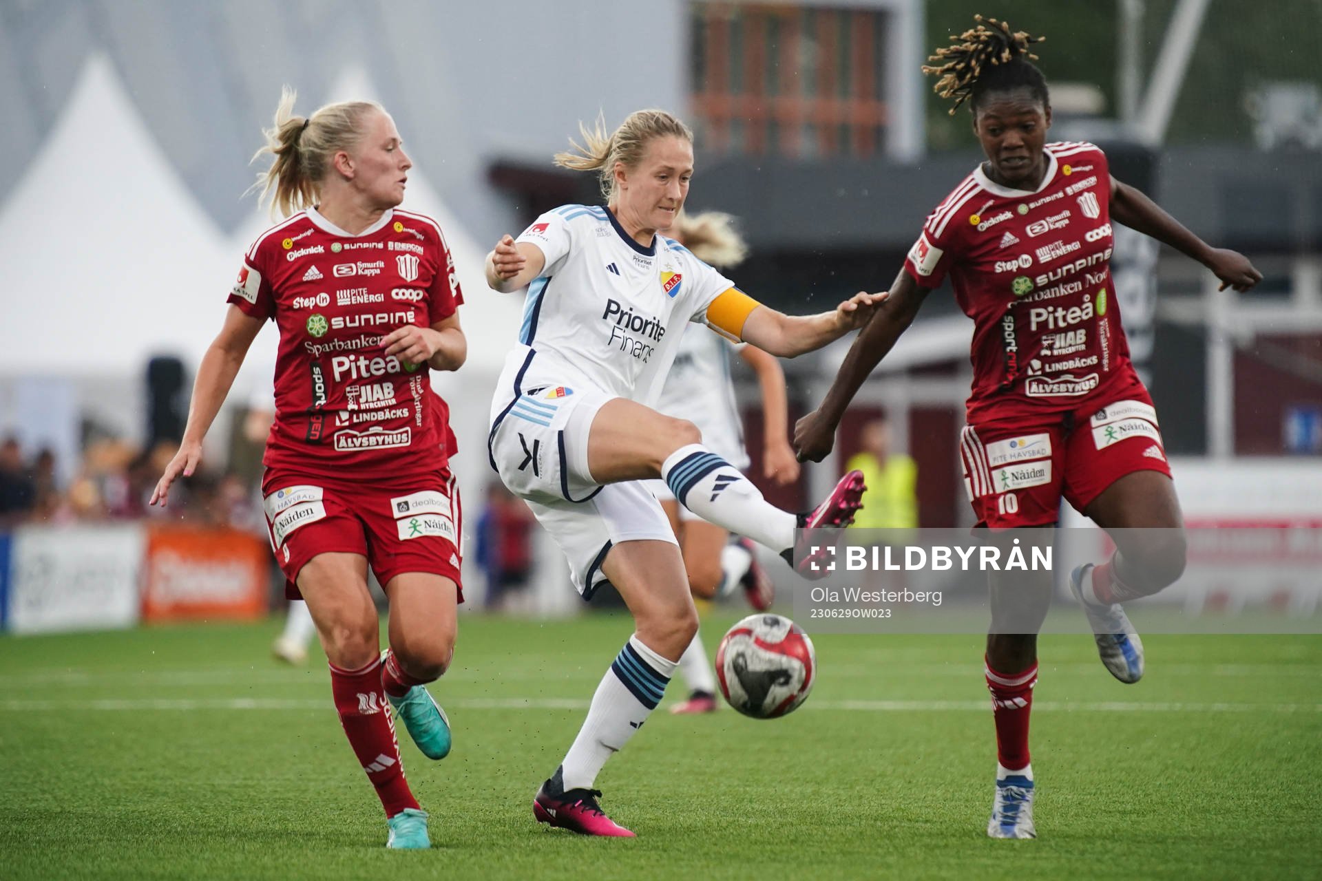Djurgårdens Sanna Kullberg mot Piteås Tuva Skoog och Anam