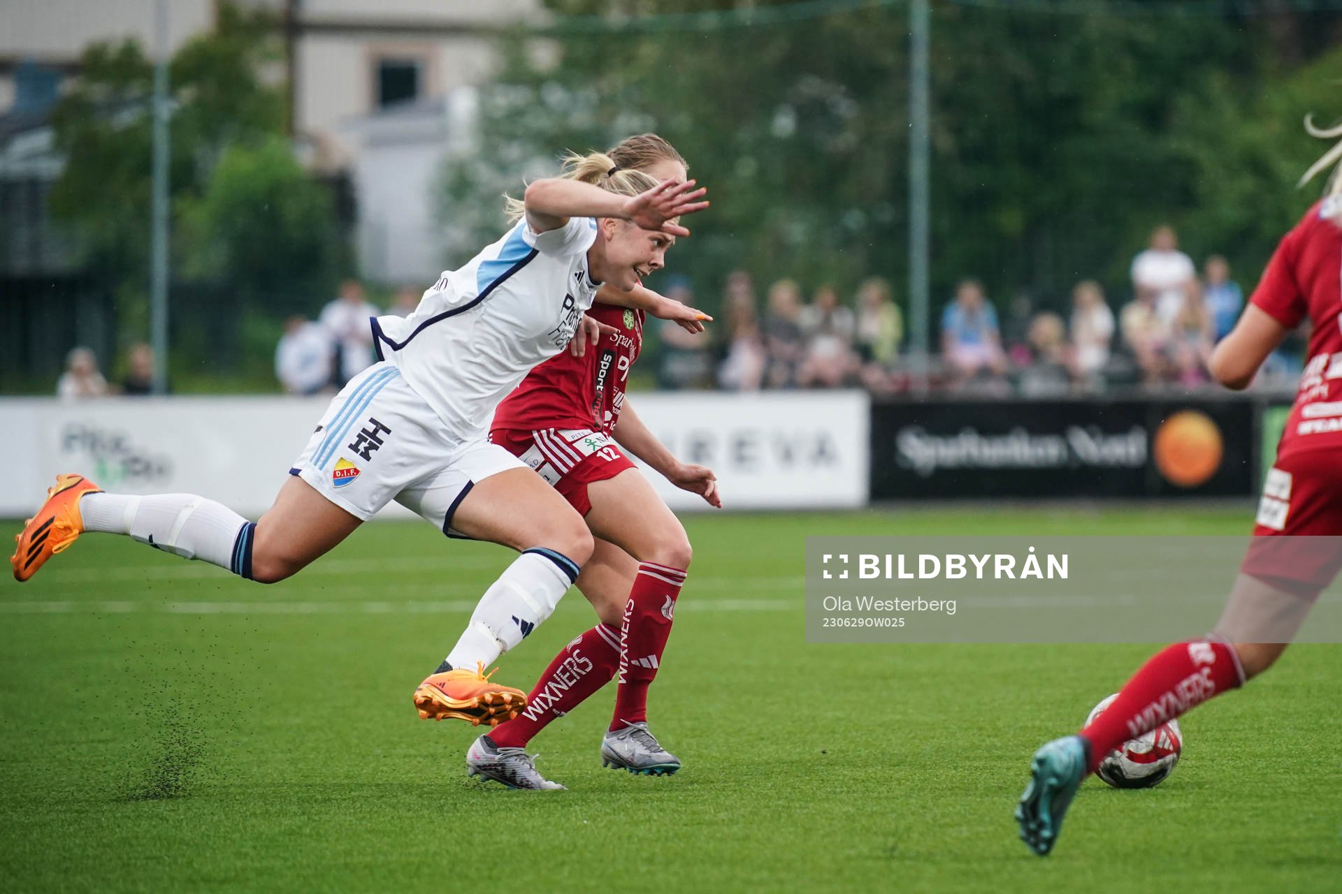 Djurgårdens Alice Bergström och Piteås Fanny Andersson