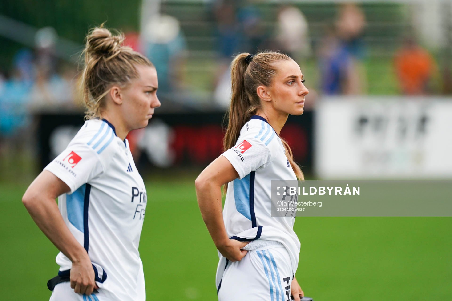 Djurgårdens Ebba Hed och Tilde Lindwall deppar