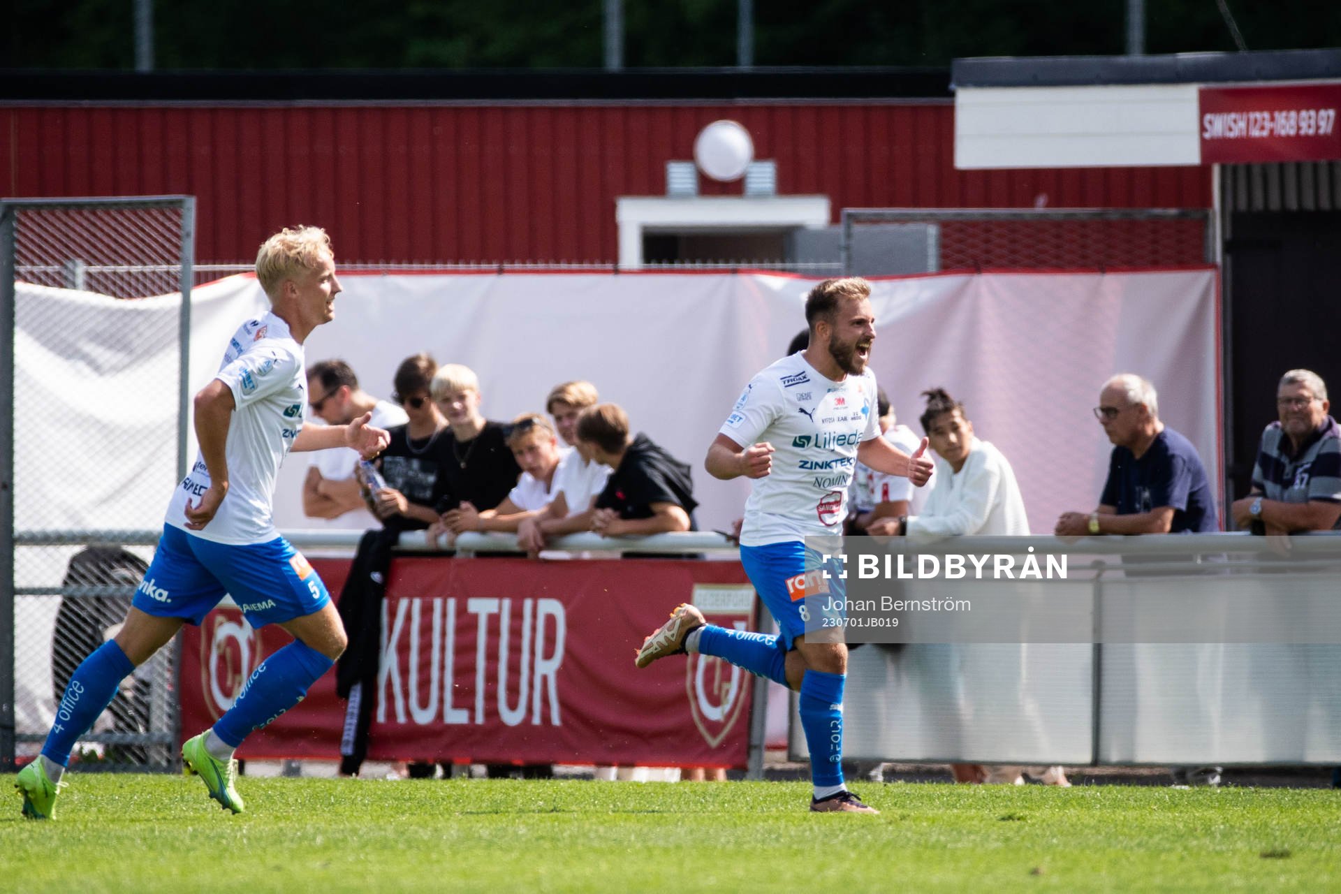 Värnamos Albion Ademi jublar med Victor Larsson efter 0-1 under fotbollsmatchen i Allsvenskan mellan Degerfors och Värnamo den 1 juli 2023 i Degerfors.