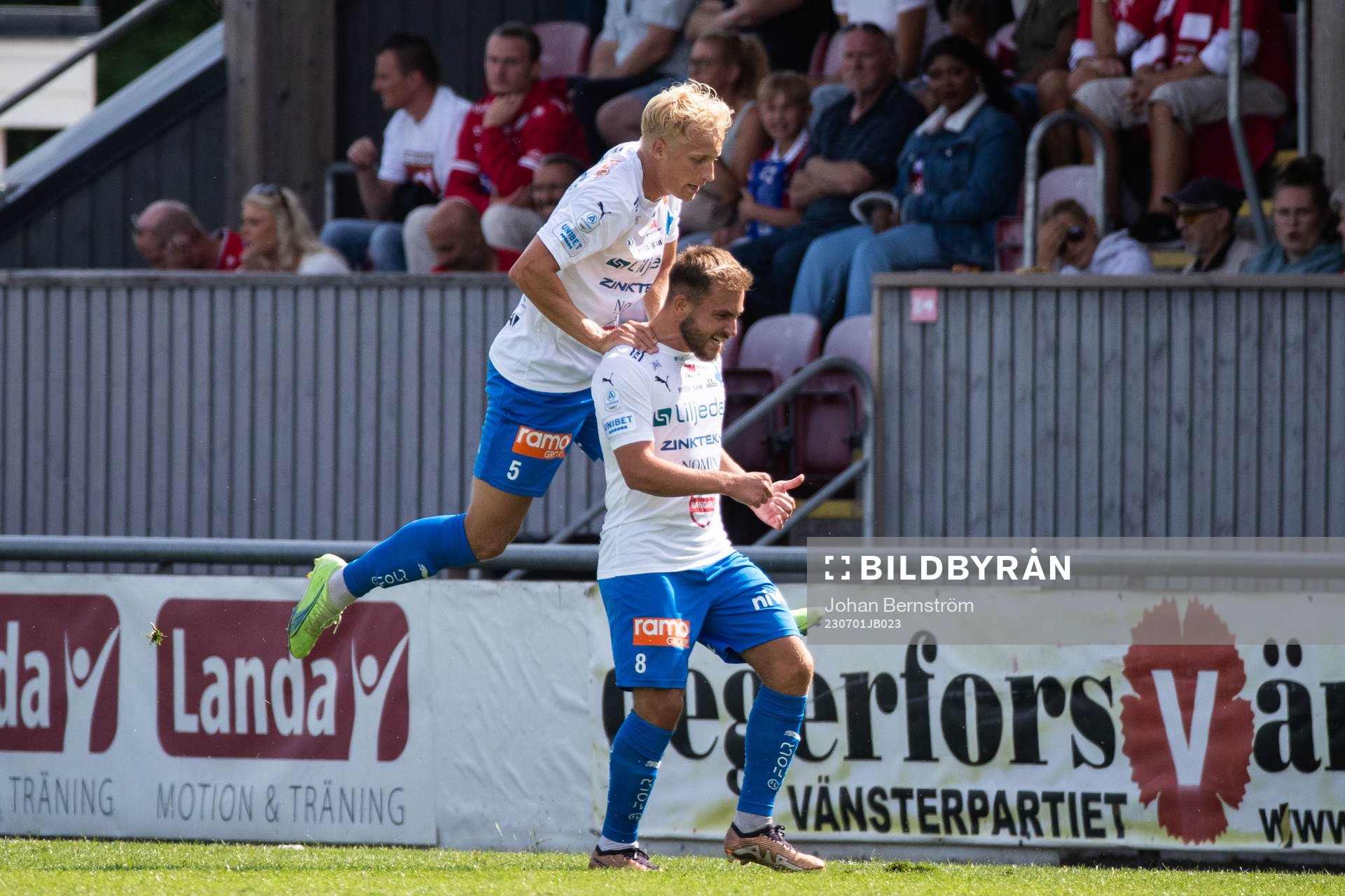 Värnamos Albion Ademi jublar med Victor Larsson efter 0-1 under fotbollsmatchen i Allsvenskan mellan Degerfors och Värnamo den 1 juli 2023 i Degerfors.