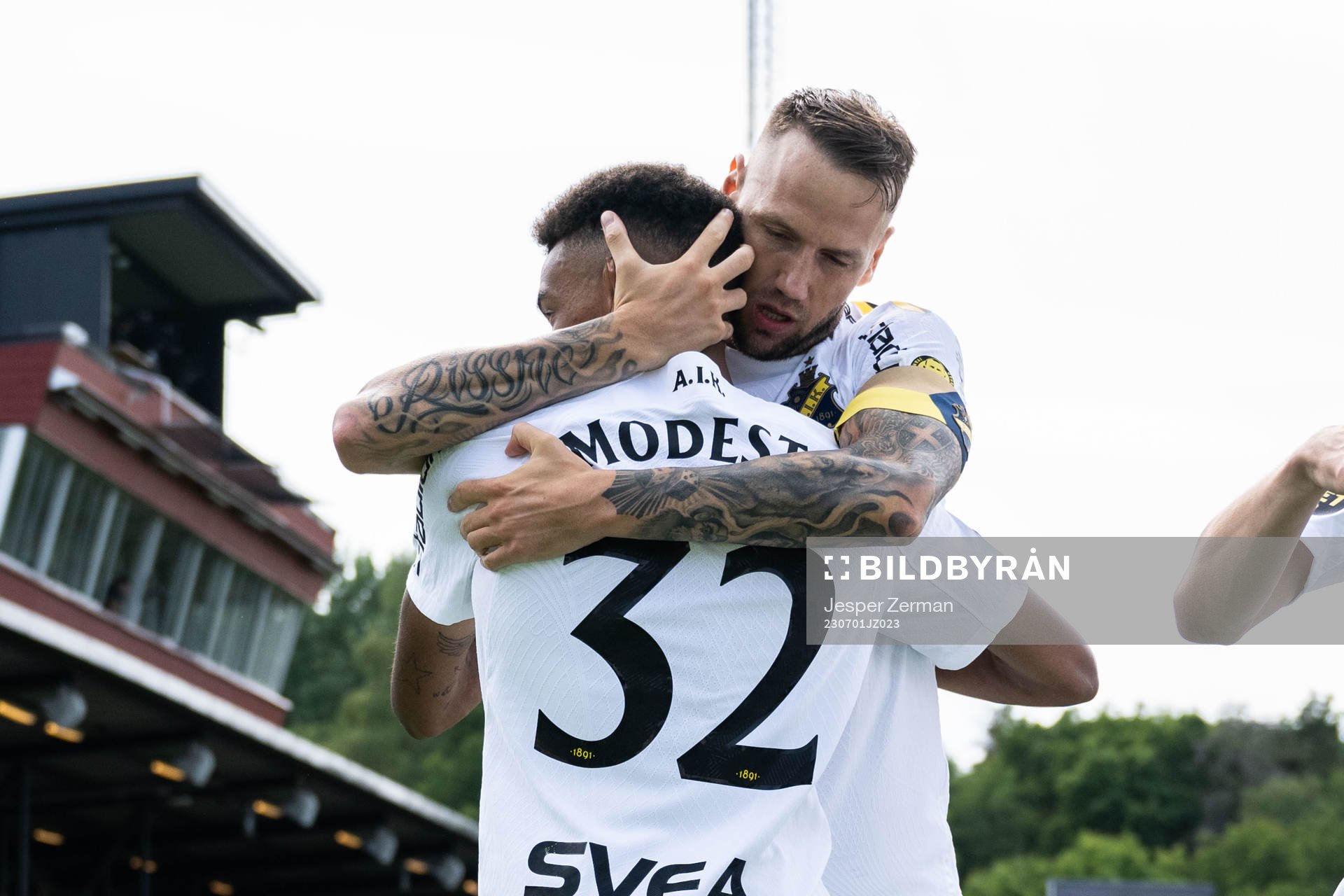 AIKs Rui Modesto jublar med Alexander Milosevic