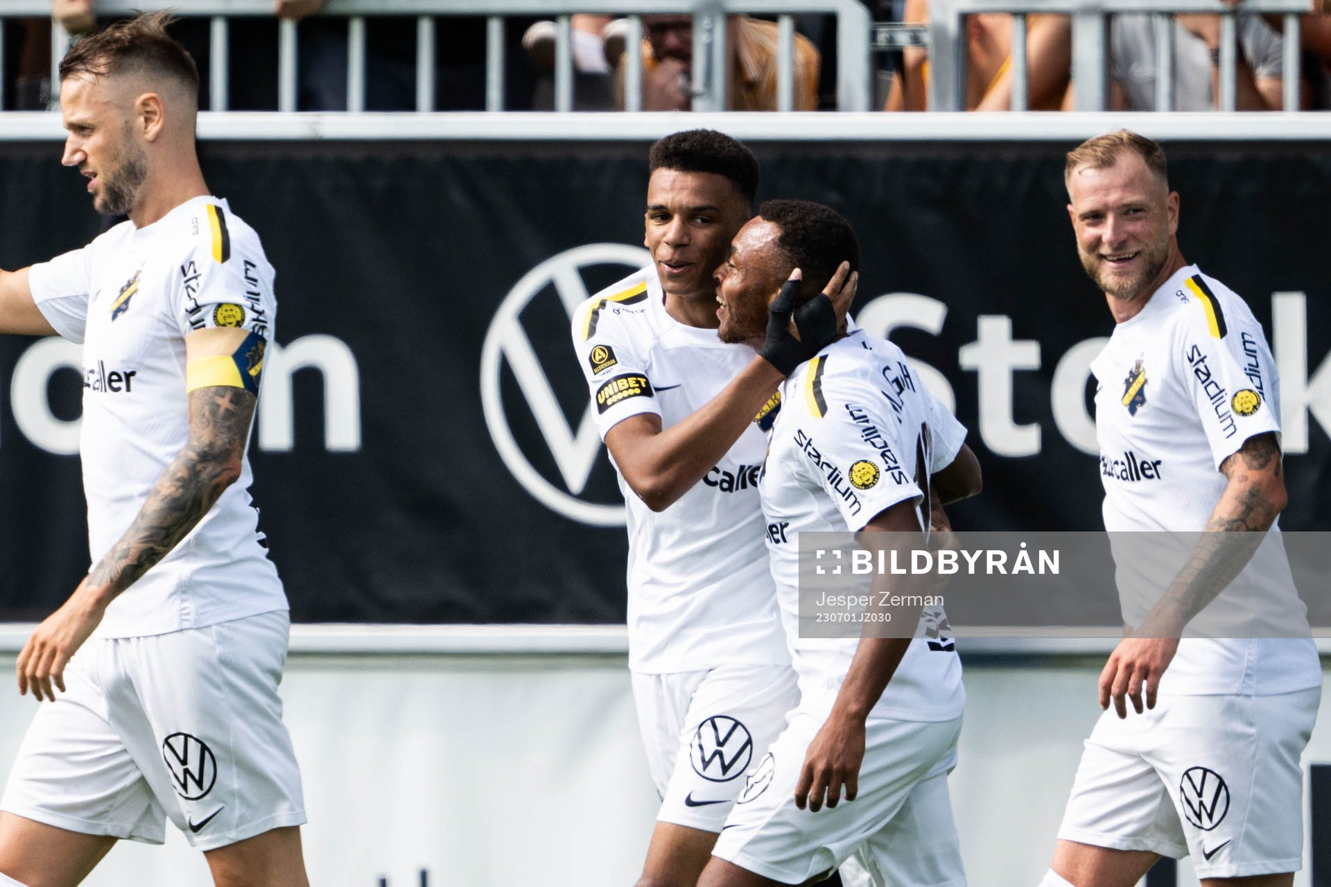 AIKs Rui Modesto jublar med Abdussalam Magashy