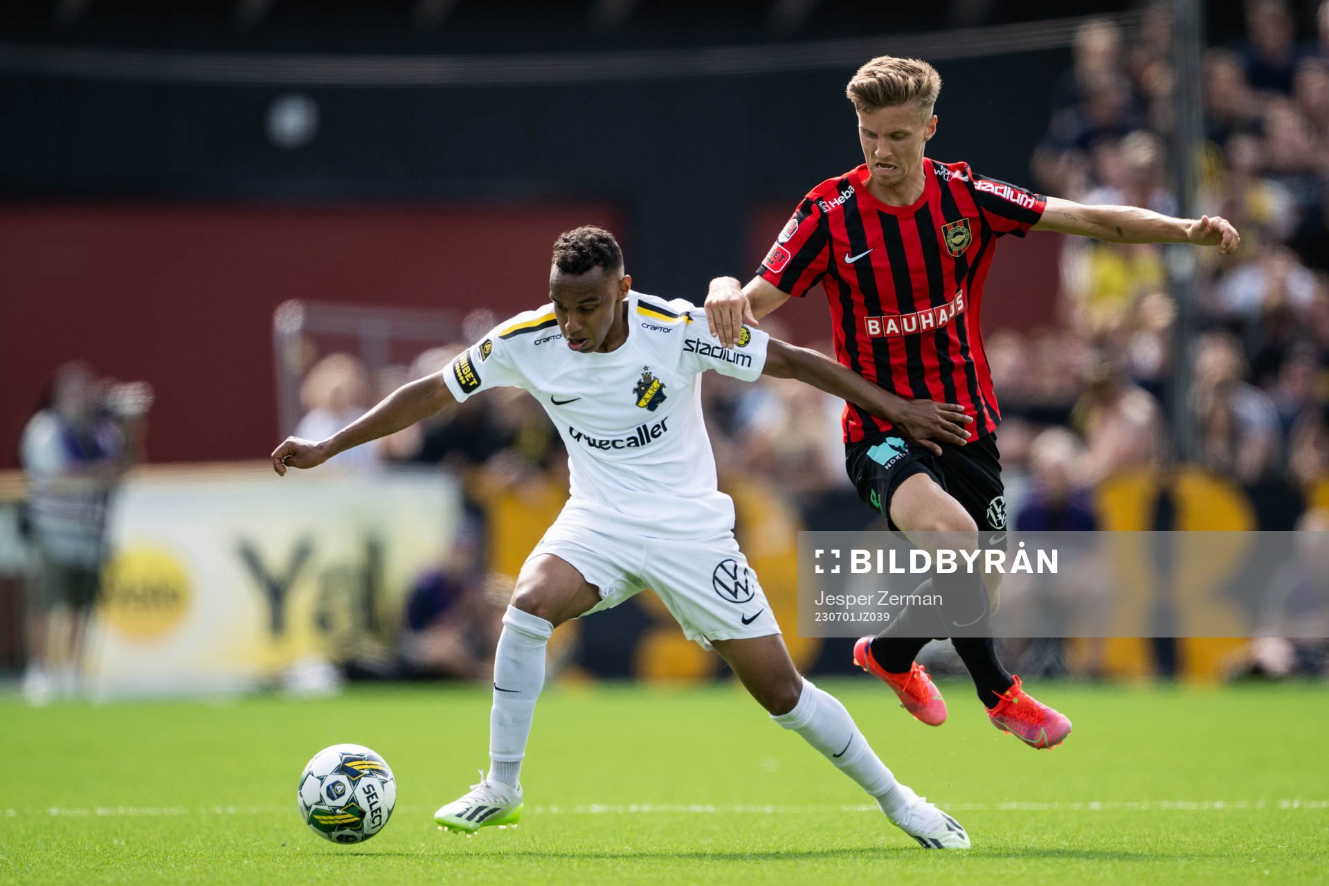 AIKs Bilal Hussein och Brommapojkarnas Samuel Leach Holm