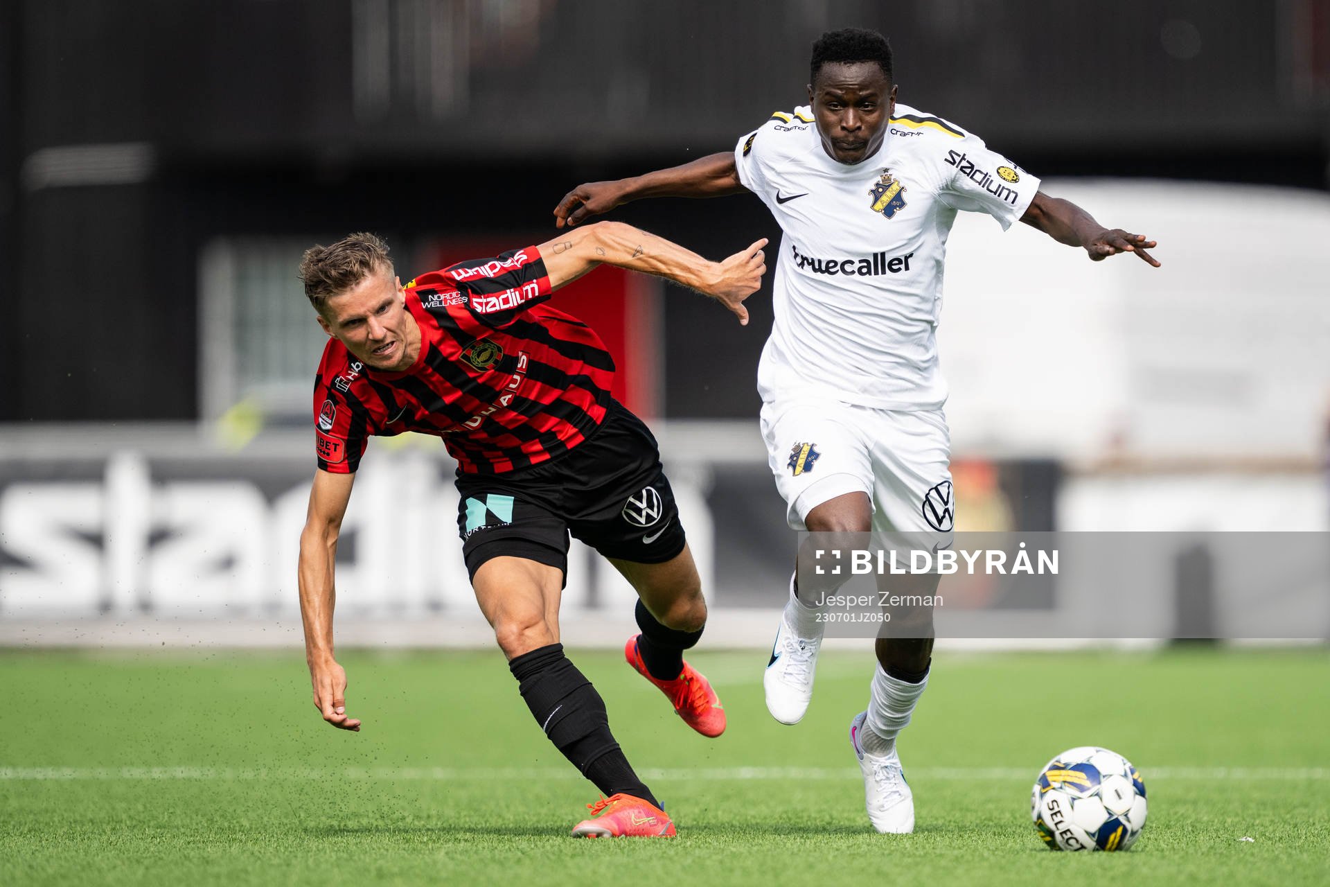 Brommapojkarnas Samuel Leach Holm och AIKs Erick Otieno