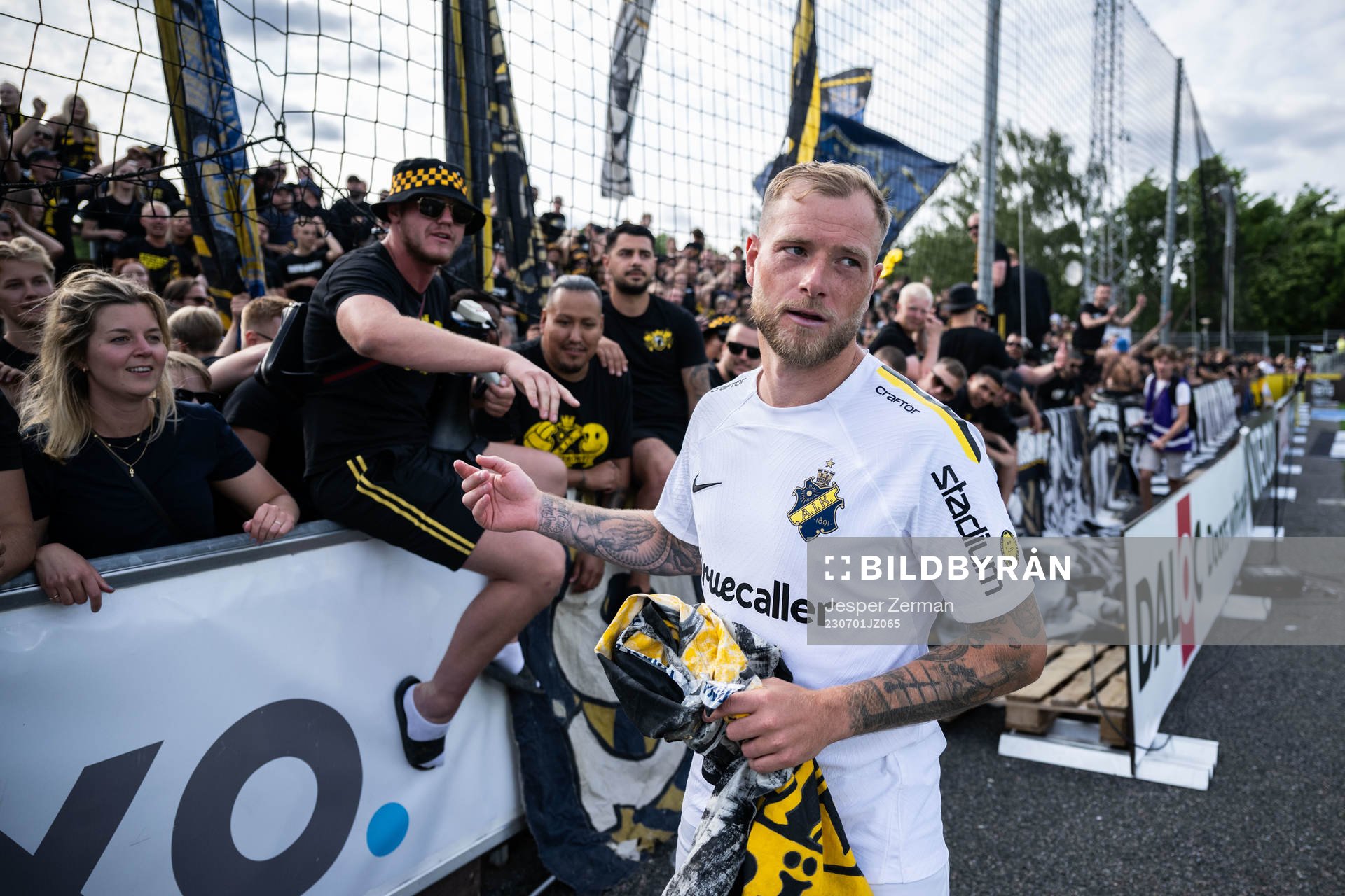 AIKs John Guidetti får en flagga av supportrar