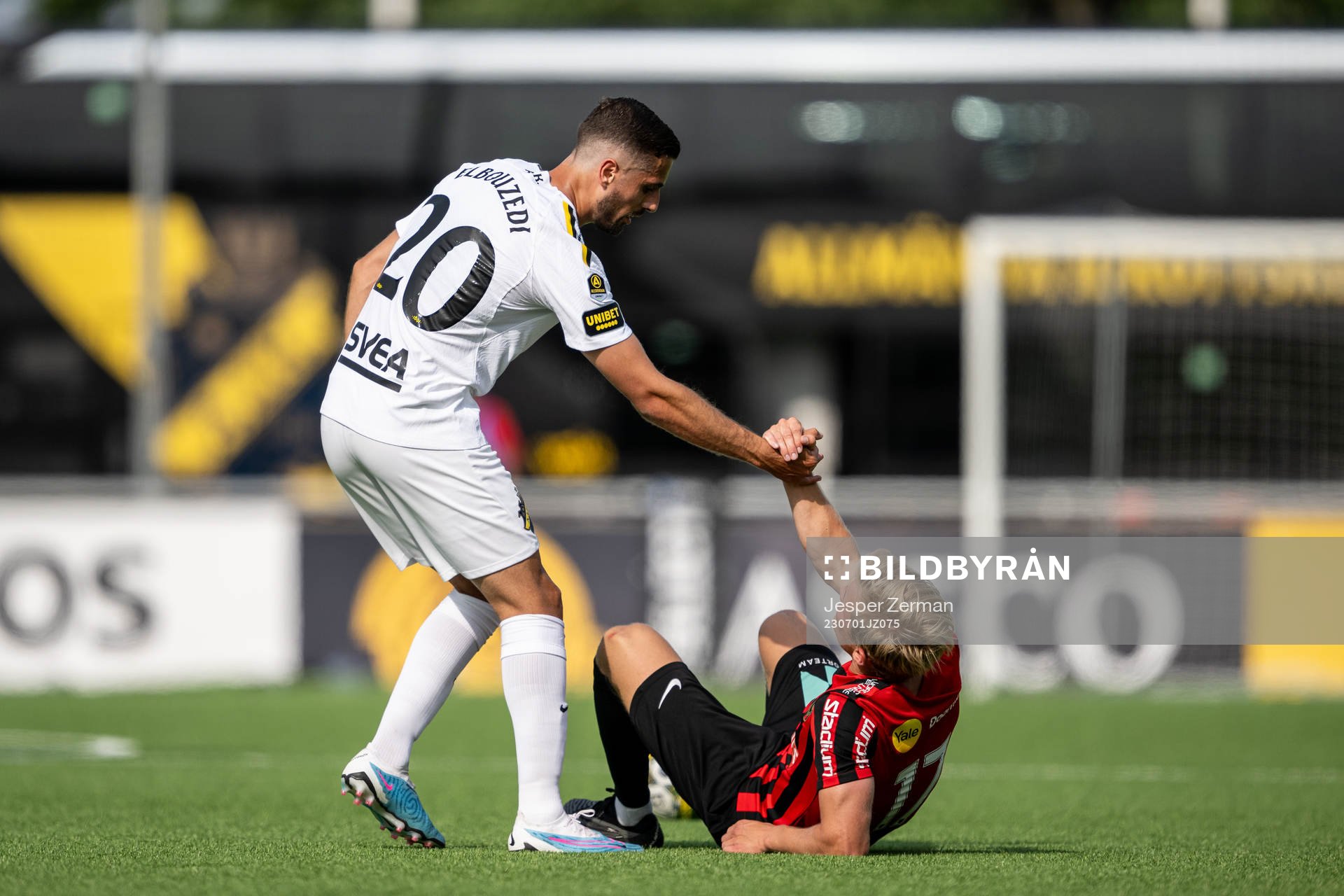 AIKs Zachary Elbouzedi och Brommapojkarnas Alexander Jensen