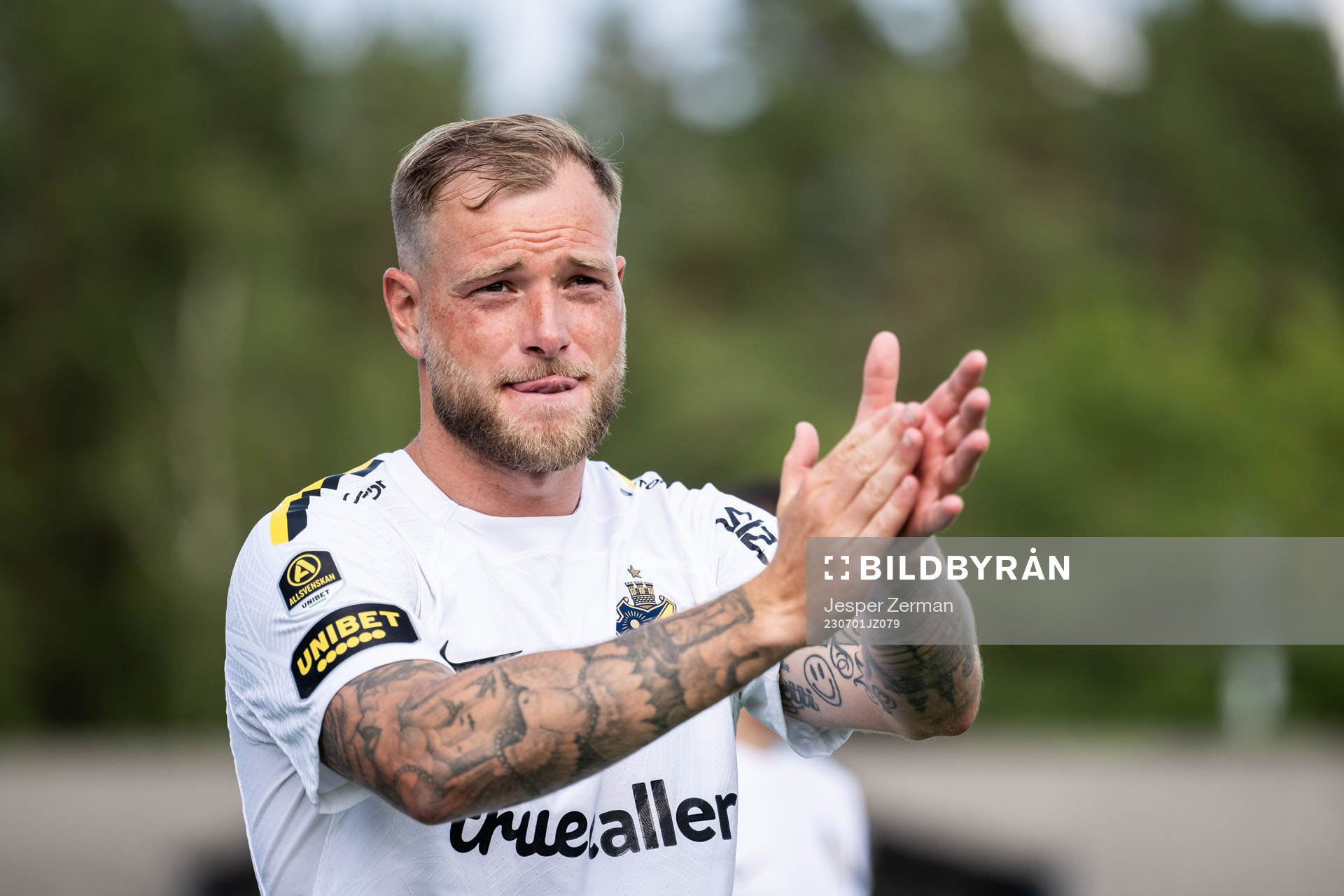 AIKs John Guidetti jublar efter fotbollsmatchen i Allsvenskan mellan Brommapojkarna och AIK den 1 juli 2023 i Stockholm. 