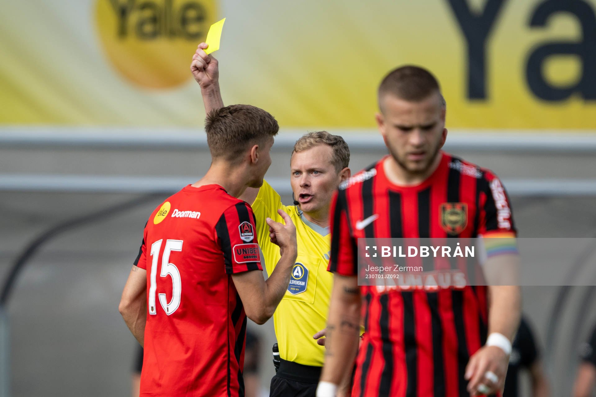 Brommapojkarnas Samuel Leach Holm får ett gult kort av