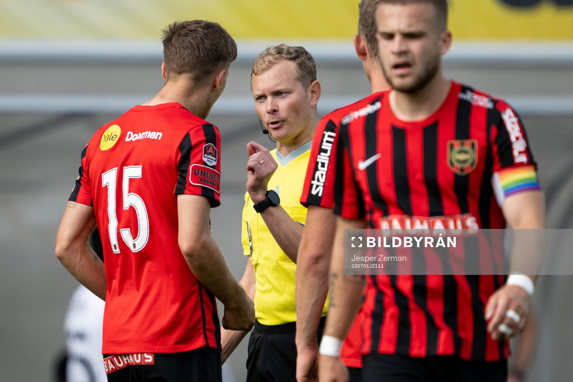 Brommapojkarnas Samuel Leach Holm får en tillsägelse av