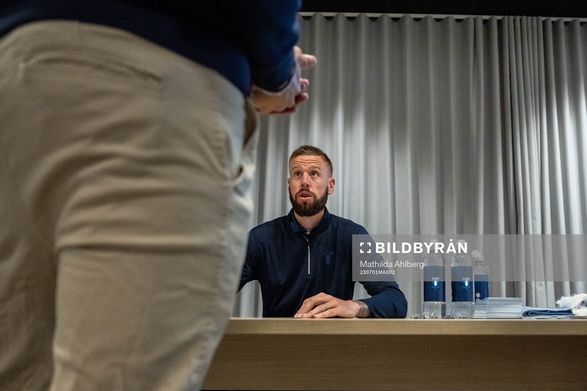 Malmö FFs Pontus Jansson skriver autografer och träffar