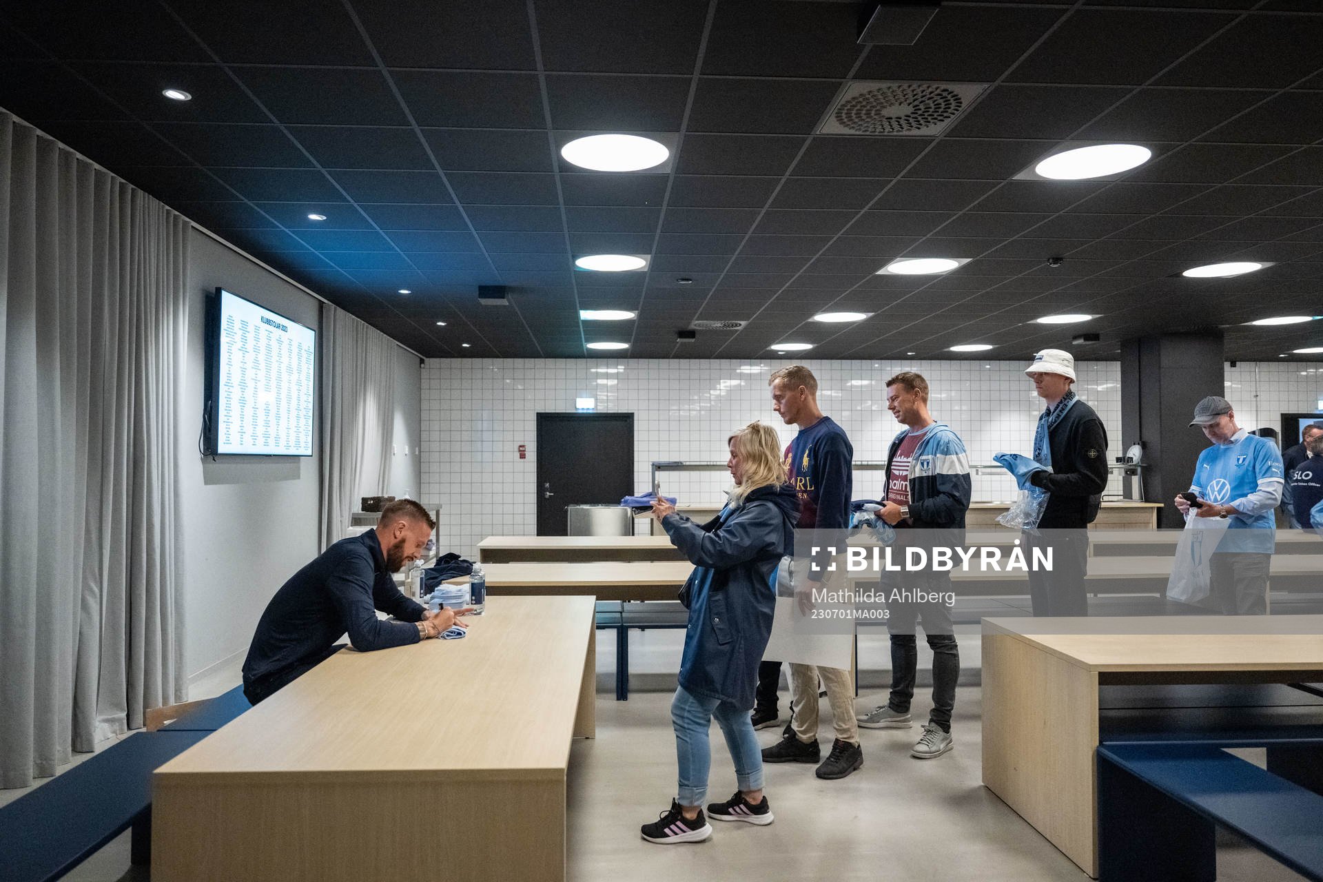 Malmö FFs Pontus Jansson skriver autografer och träffar