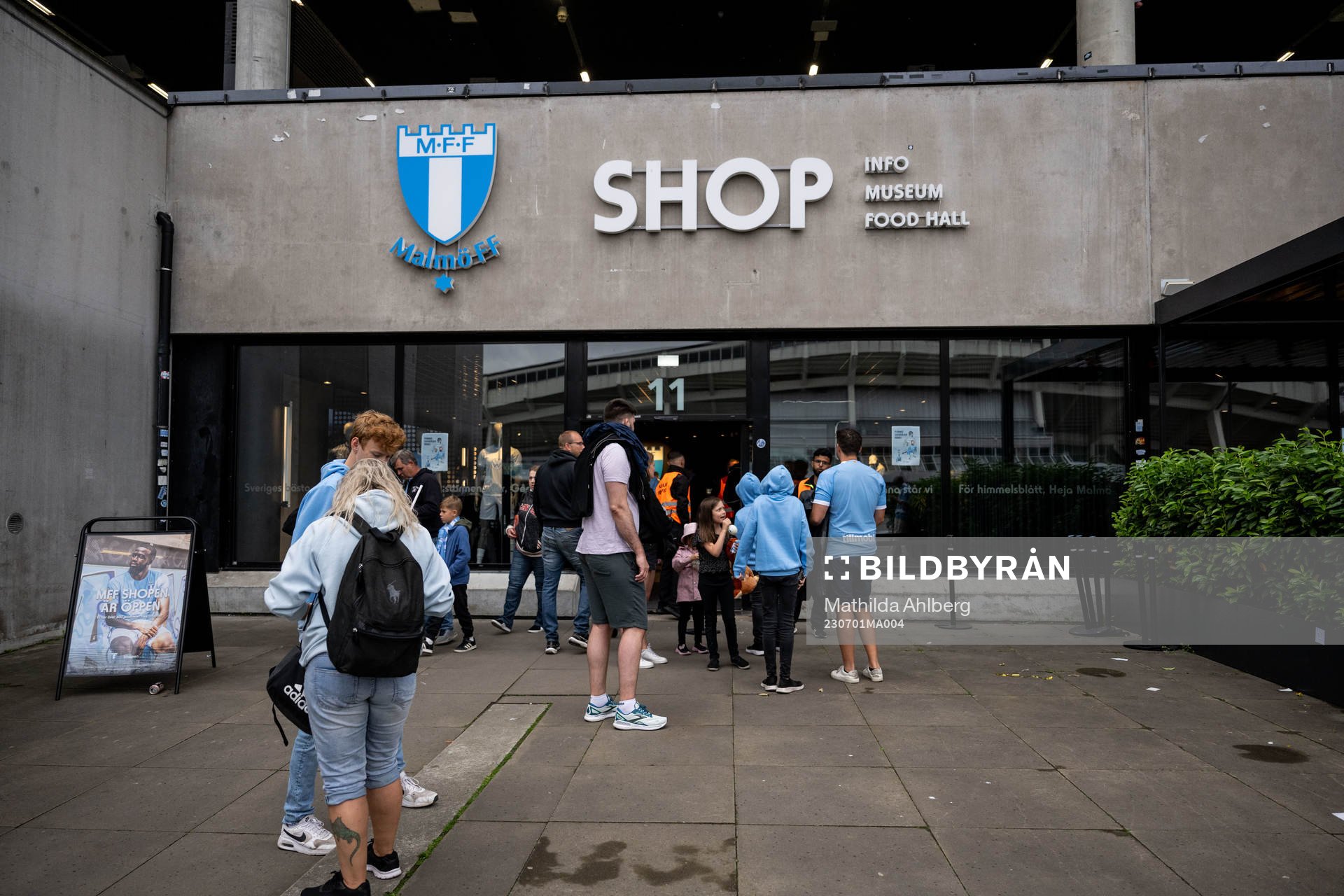 Supportrar köar utanför MFF Shopen för att träffan