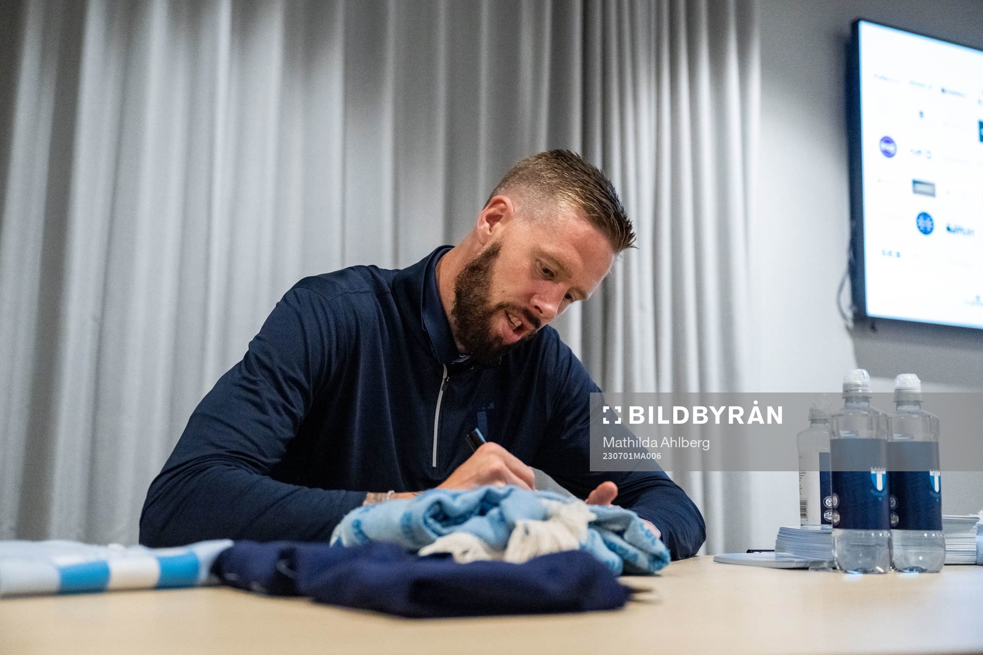 Malmö FFs Pontus Jansson skriver autografer och träffar