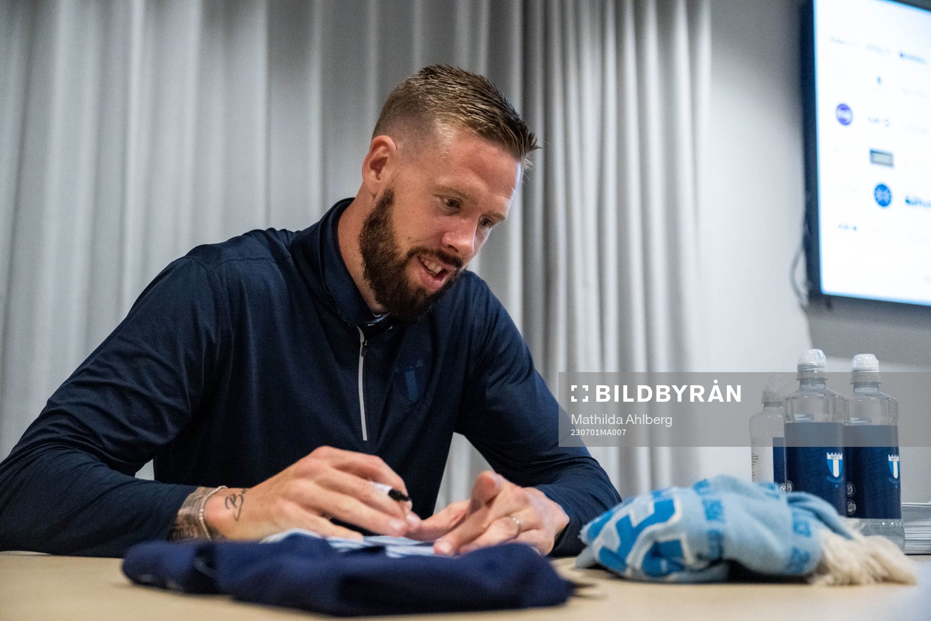 Malmö FFs Pontus Jansson skriver autografer och träffar