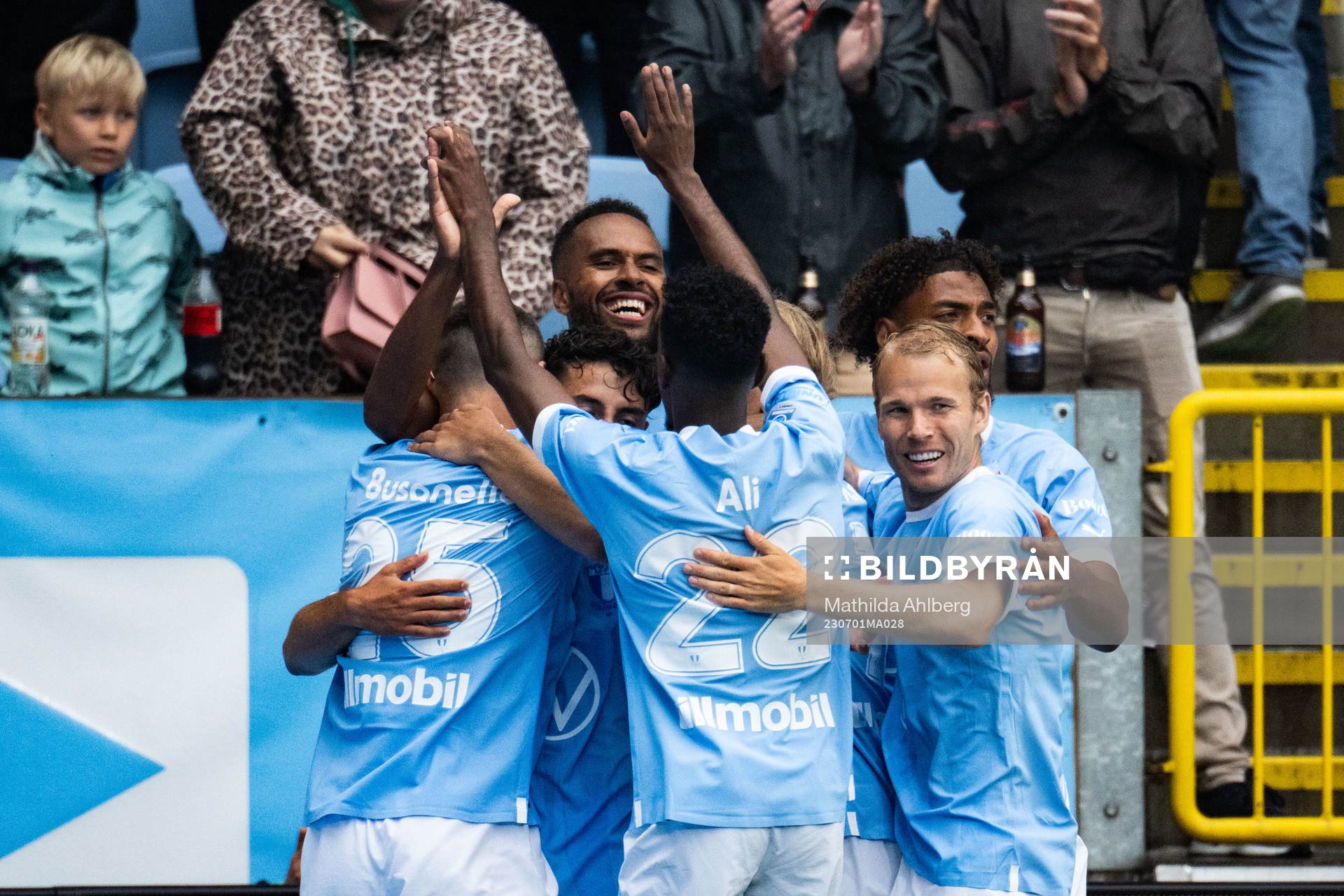 Malmö FFs Isaac Kiese Thelin jublar med lagkamrater efter 1-0 under fotbollsmatchen i Allsvenskan mellan Malmö FF och Sirius den 1 juli 2023 i Malmö.