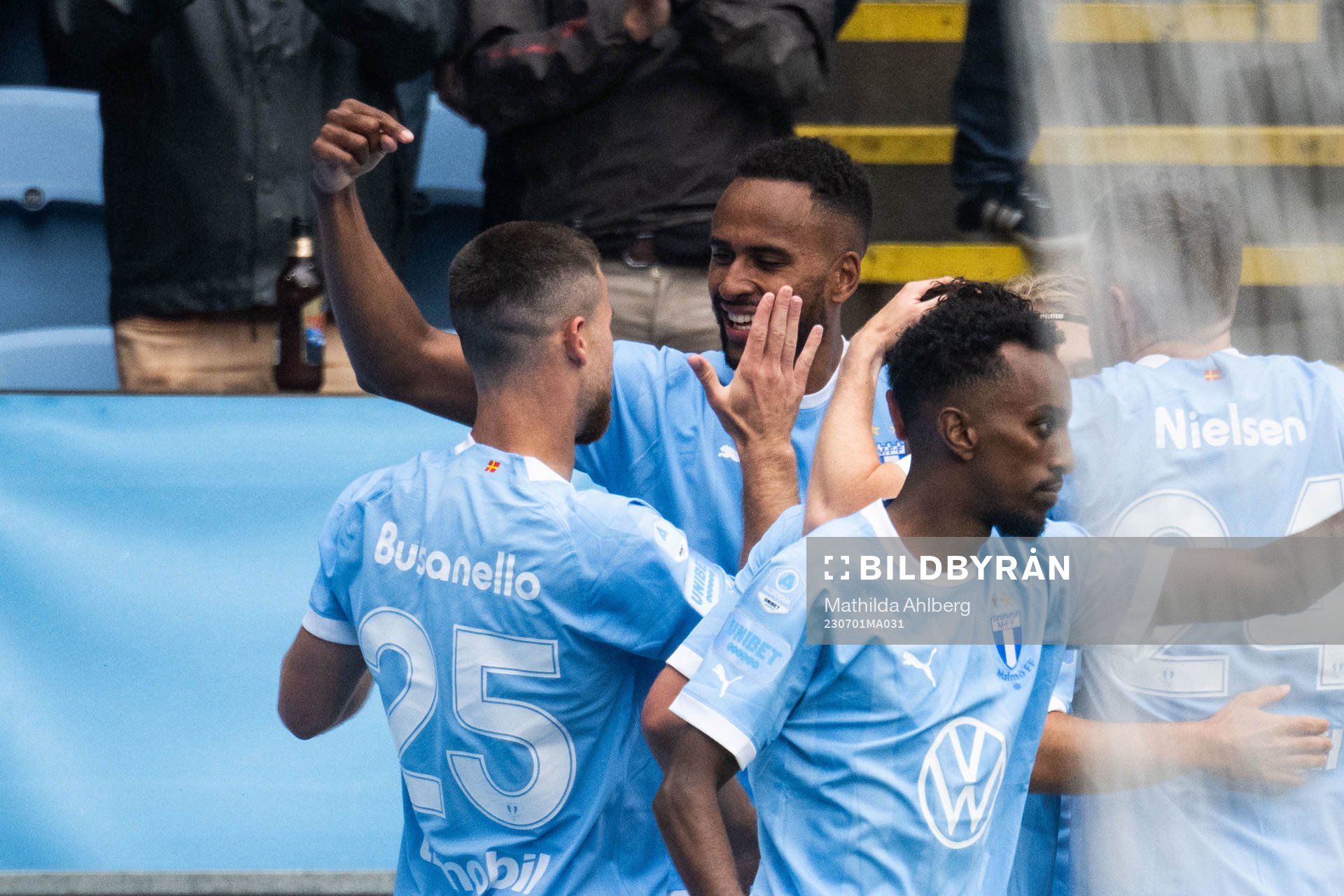 Malmö FFs Isaac Kiese Thelin och Gabriel Busanello jublar efter 1-0 under fotbollsmatchen i Allsvenskan mellan Malmö FF och Sirius den 1 juli 2023 i Malmö.