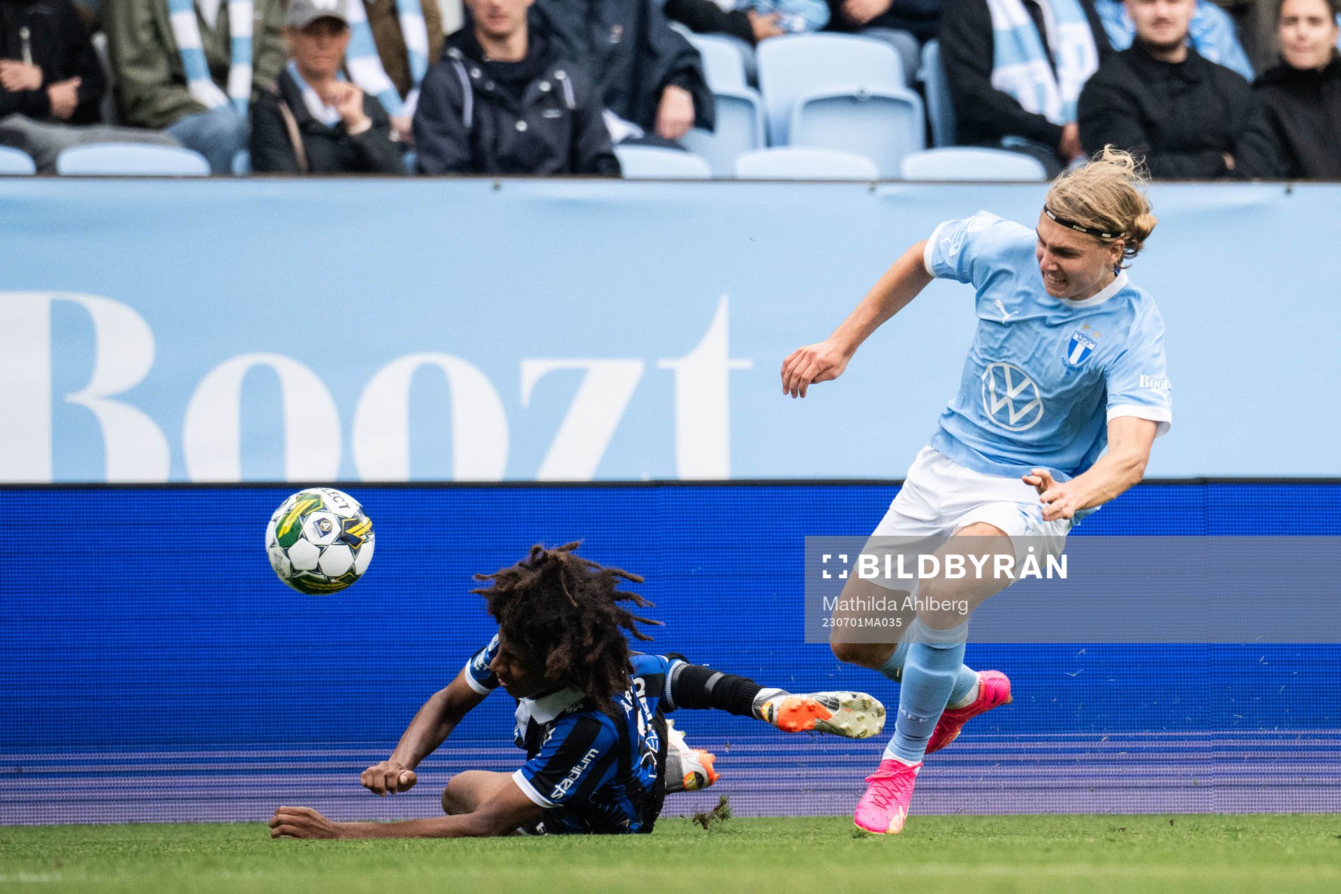 Sirius Malcolm Jeng och Malmö FFs Sebastian Nanasi under fotbollsmatchen i Allsvenskan mellan Malmö FF och Sirius den 1 juli 2023 i Malmö.