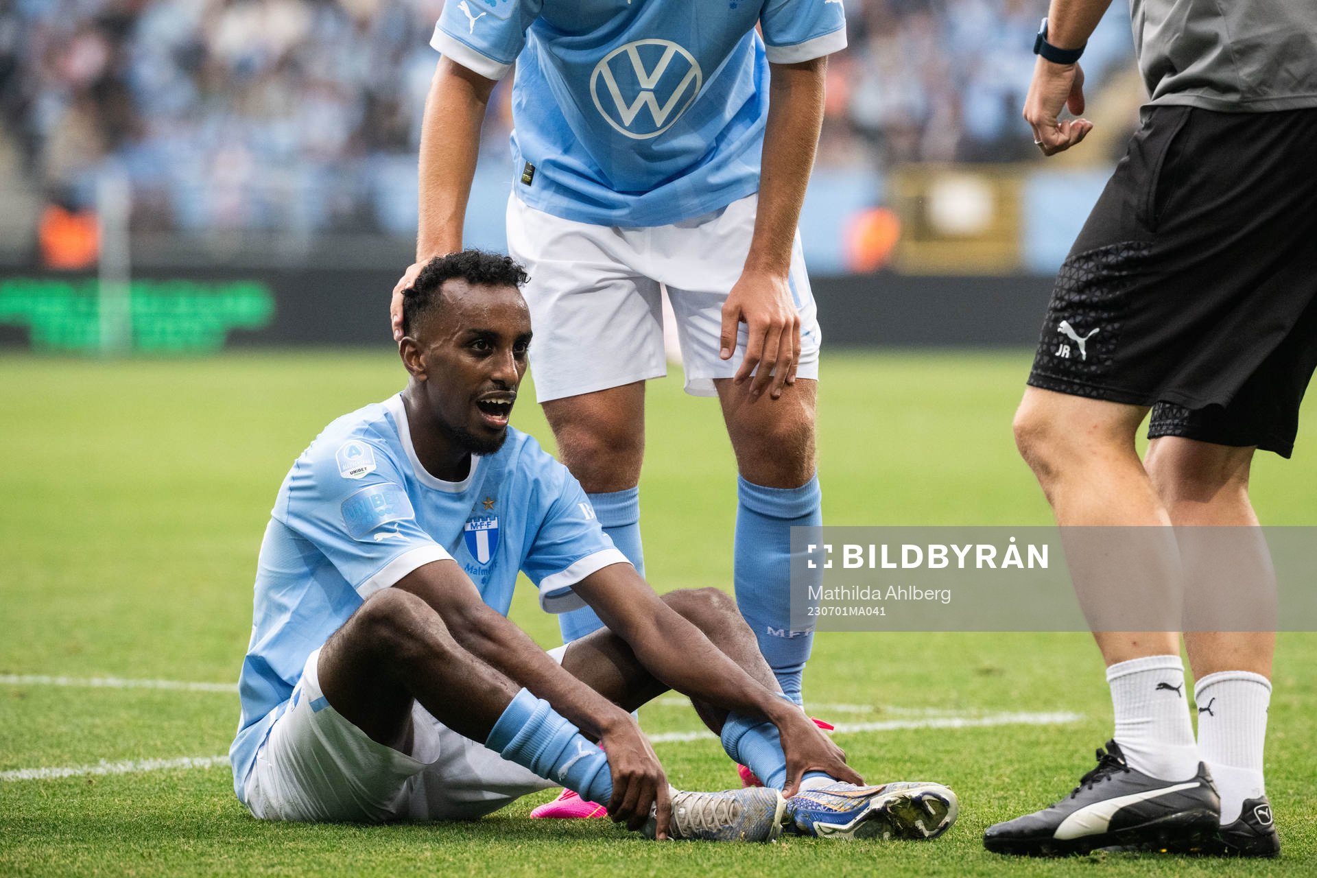 Malmö FFs Taha Ali har ont under fotbollsmatchen i Allsvenskan mellan Malmö FF och Sirius den 1 juli 2023 i Malmö. 