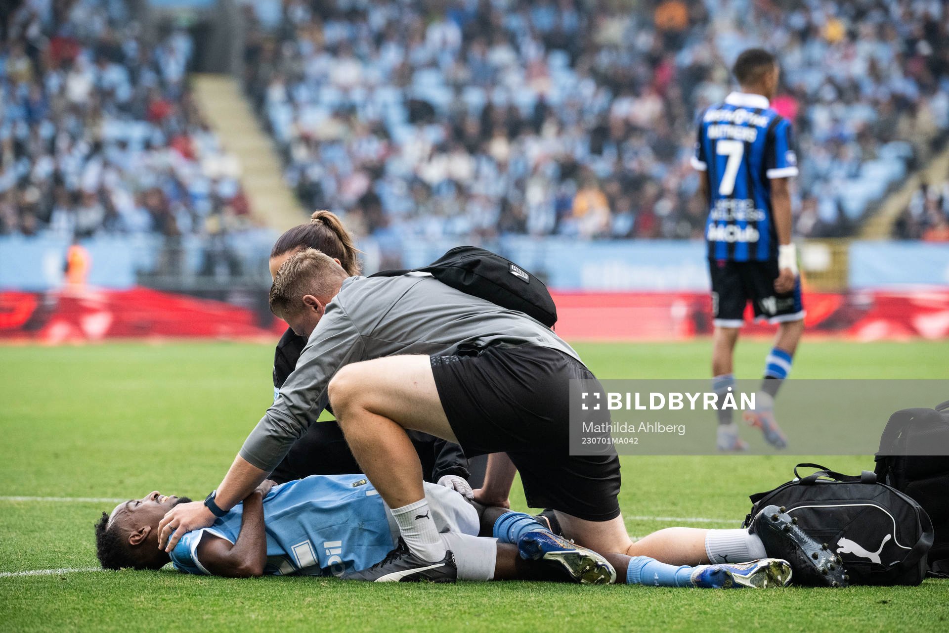Malmö FFs Taha Ali har ont och får vård under fotbollsmatchen i Allsvenskan mellan Malmö FF och Sirius den 1 juli 2023 i Malmö. 