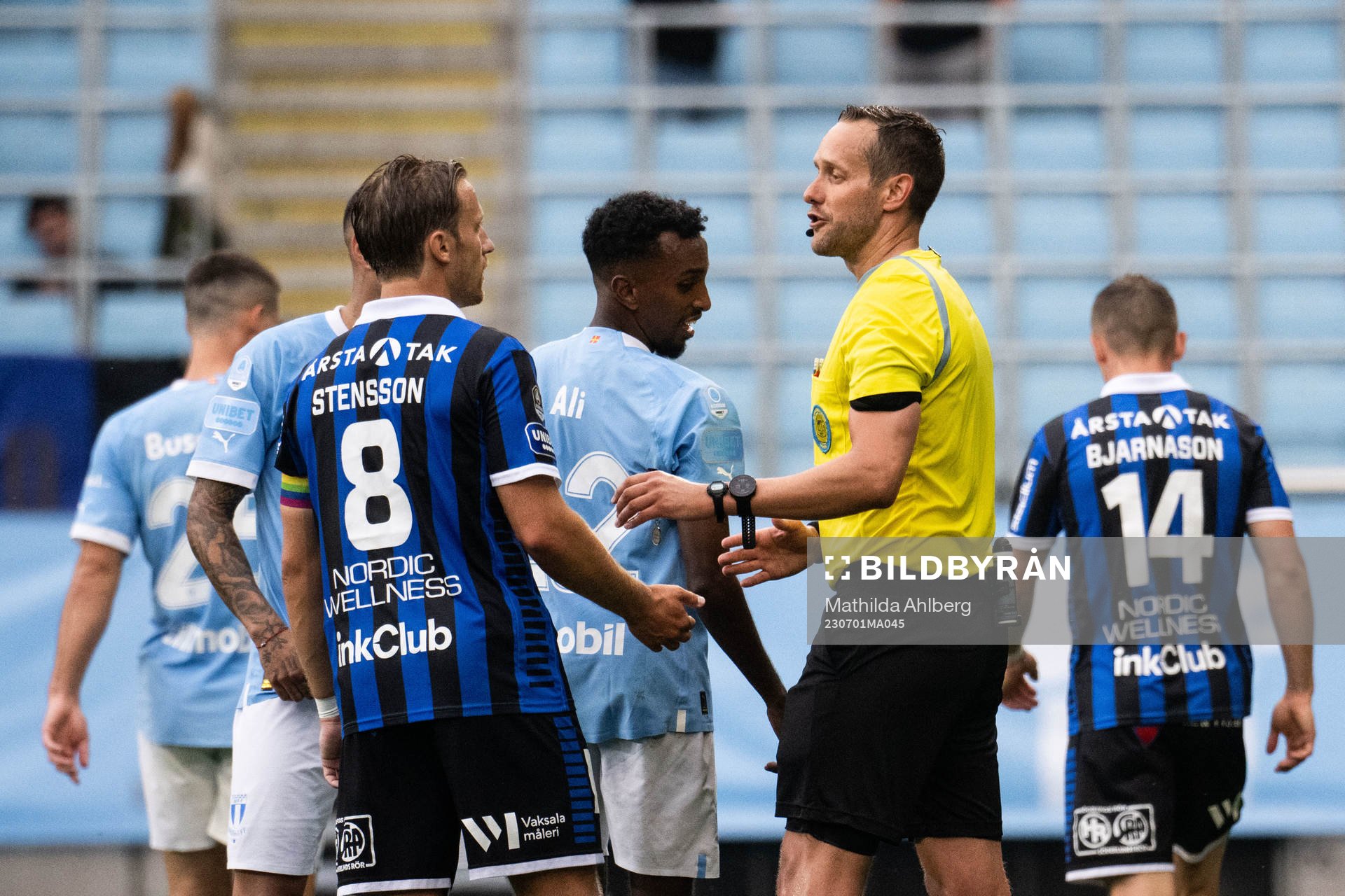 Sirius Daniel Stensson i diskussion med Domare Victor Wolf under fotbollsmatchen i Allsvenskan mellan Malmö FF och Sirius den 1 juli 2023 i Malmö.