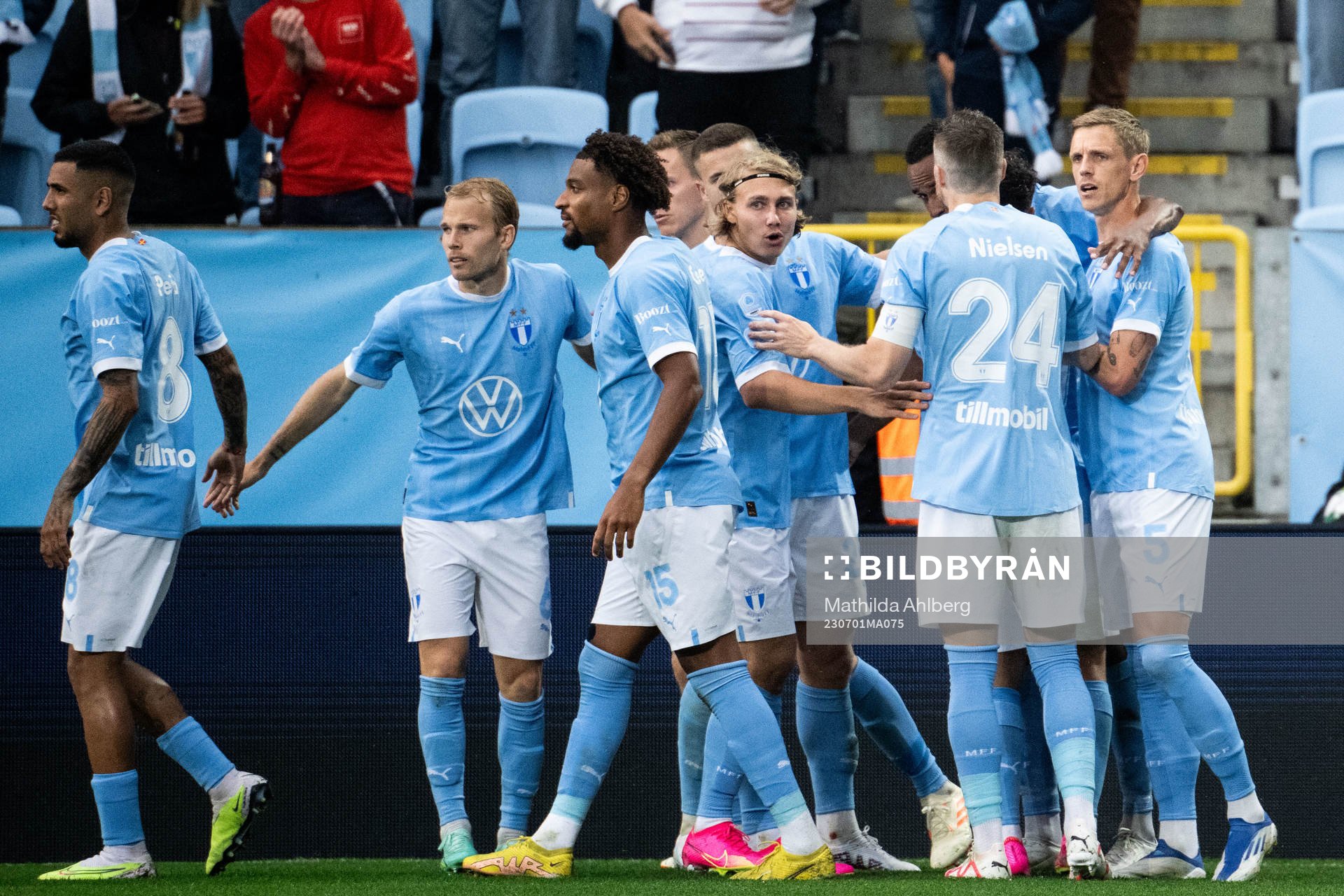 Malmö FFs Isaac Kiese Thelin jublar med lagkamrater
