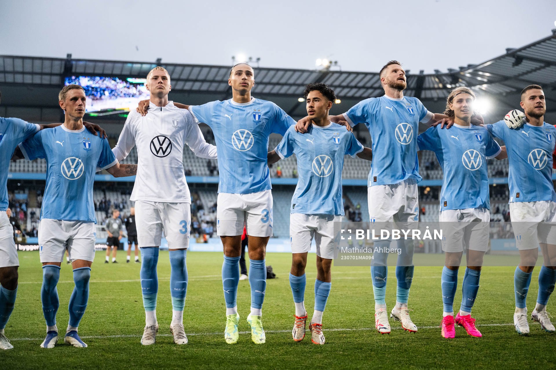 Malmö FFs Elison Makolli och Adrian Skogmar jublar