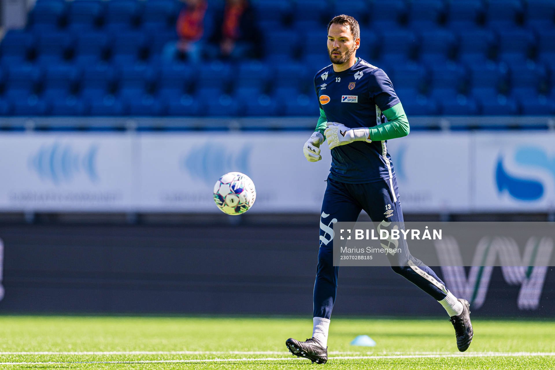 Michael Lansing of Aalesund warms up