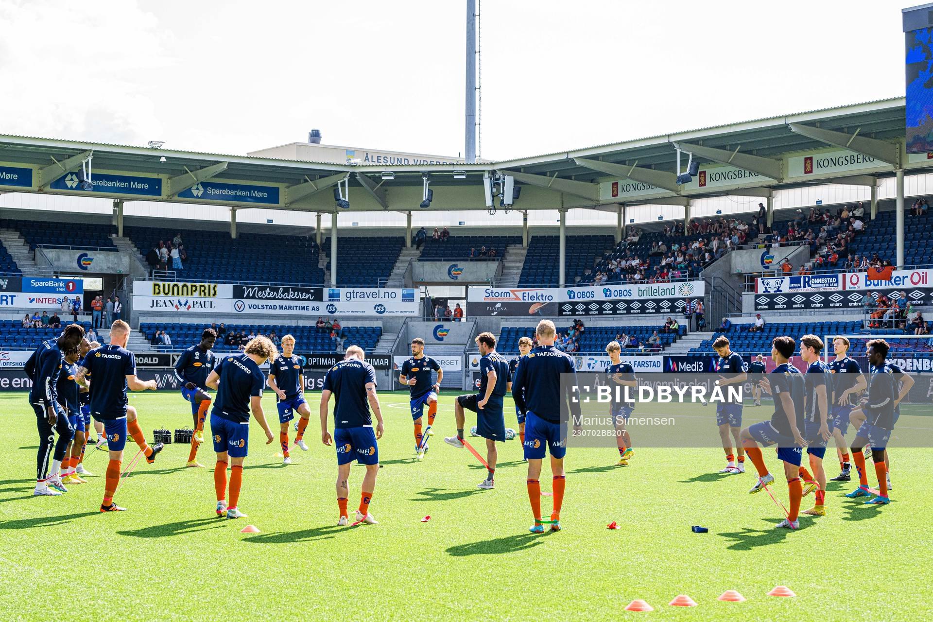 Playeras of Aalesund warms up