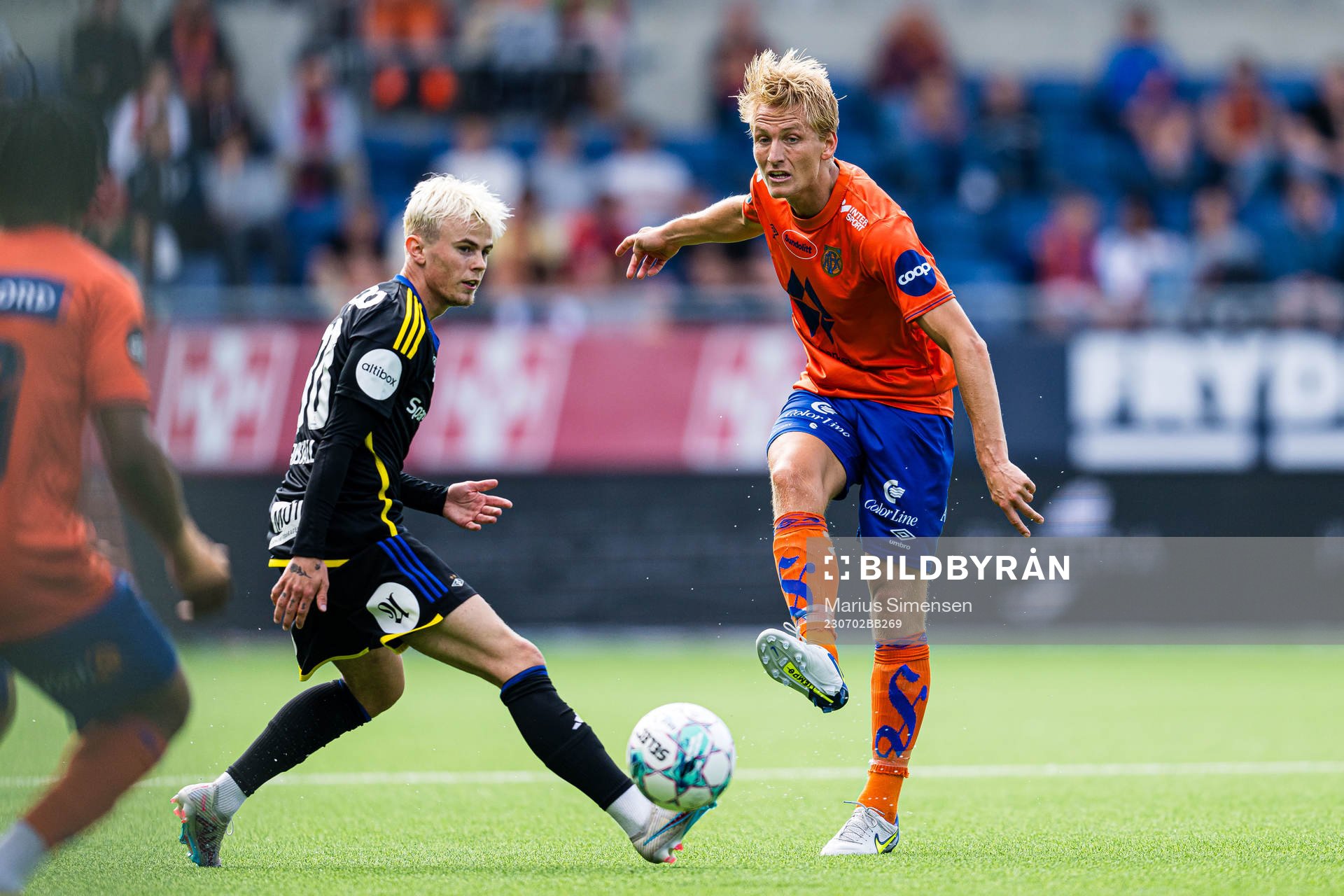 Kristall Mani Ingason of Rosenborg and Erlend Segberg of