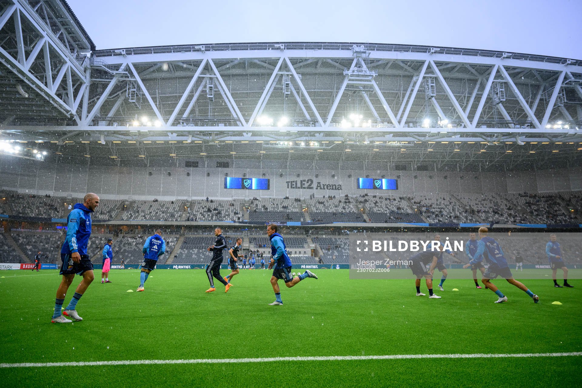 Djurgårdens spelare värmer upp på arenan innan fotbollsmatchen i Allsvenskan mellan Djurgården och Varberg den 2 juli 2023 i Stockholm. 