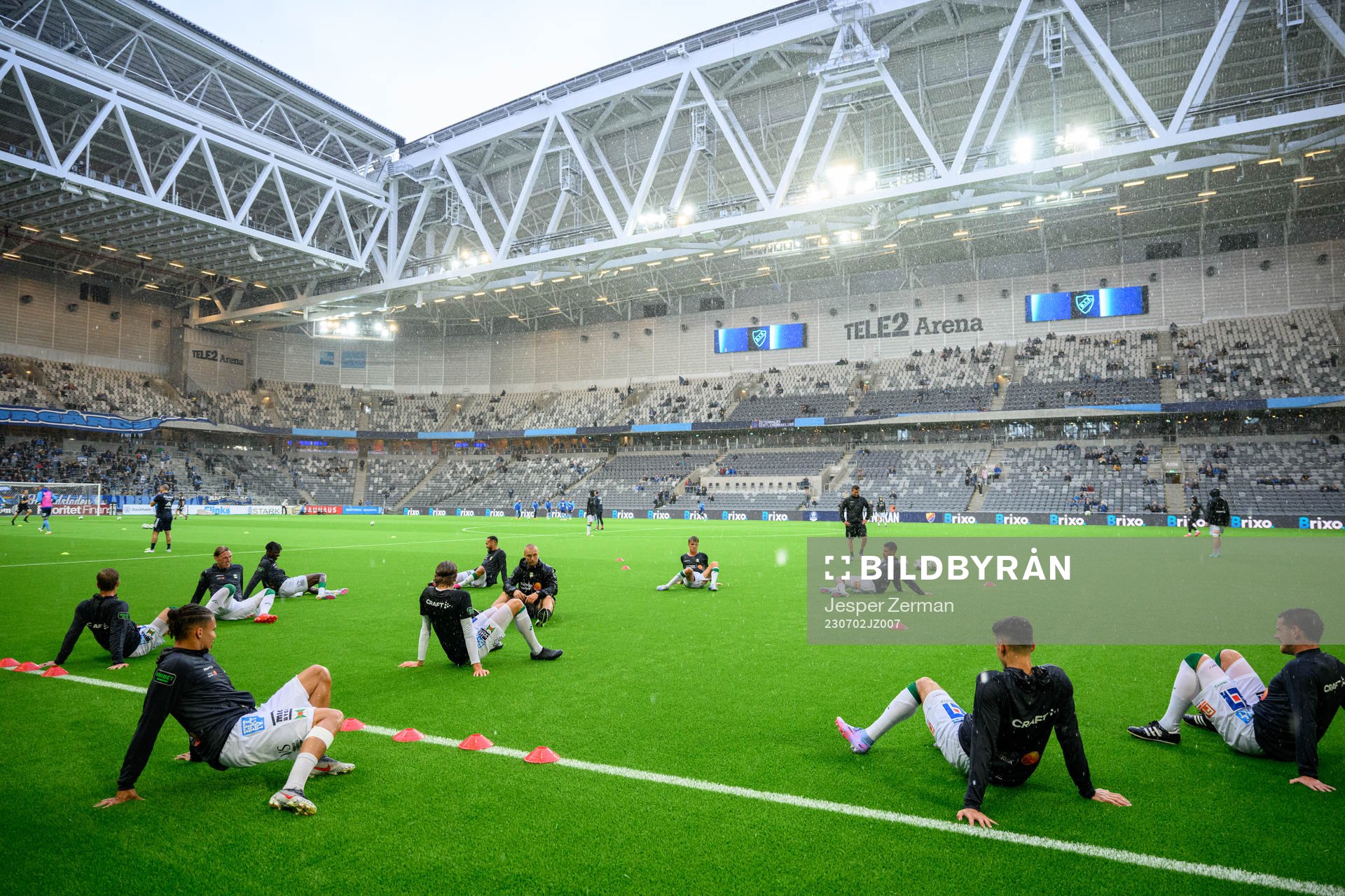 Varbergs spelare värmer upp innan fotbollsmatchen i